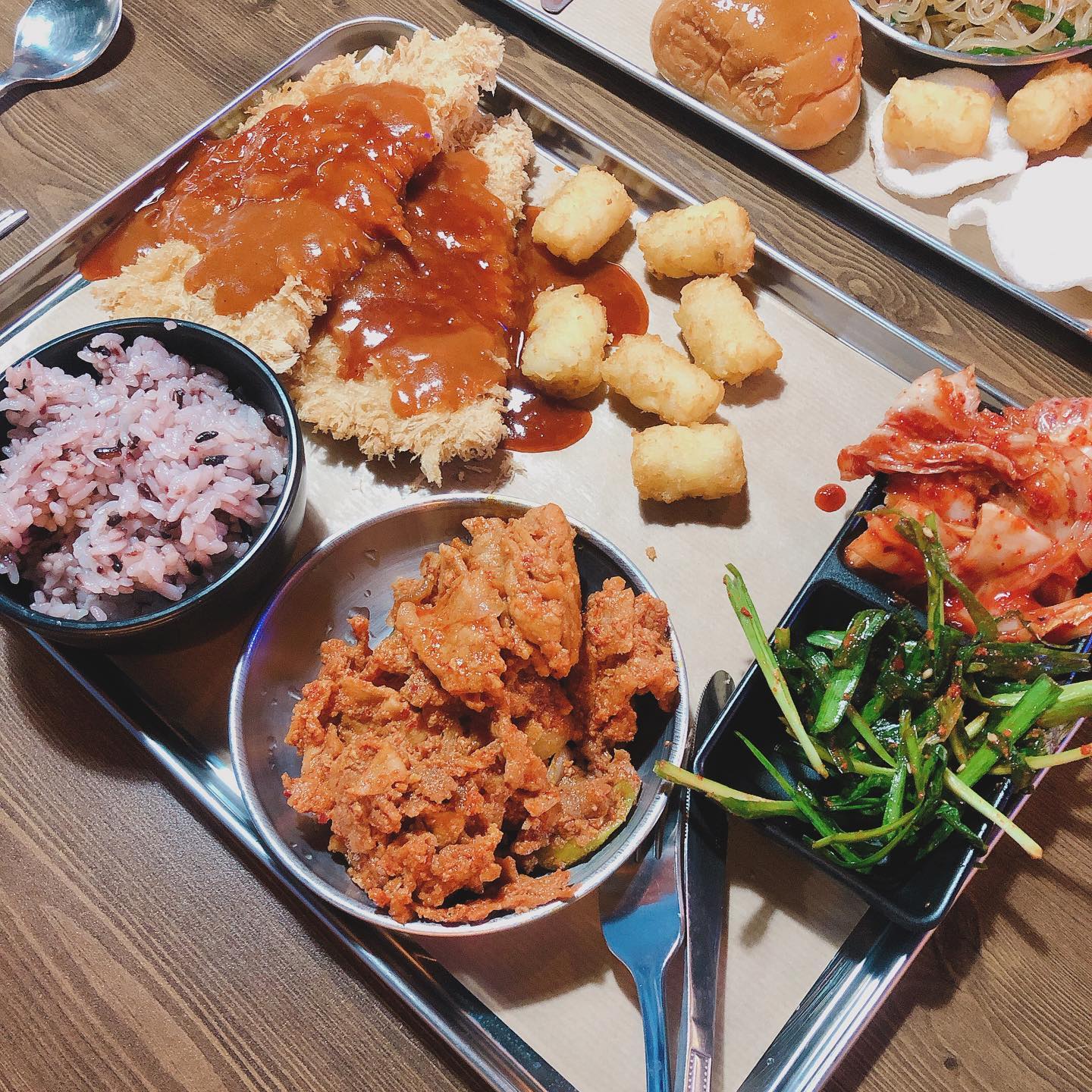 #돈비고고#강남맛집

강남역 인근에서 제일 가성비좋은 #신논현돈까스 전문점!

퇴근길에 강남에 들러서 저녁먹고 집에갈 때가 많은데
물가가 많이 올라서 밥한끼 먹으려면 최소 만원은 써야하는 요즘에
1인 7,900원이라는 혜자가격의 뷔페가 #무한리필 로 존재하다니!!
다들 돈비고고 알고 계셨나요?!😳

이벤트가격으로 #돈까스#제육볶음#즉석떡볶이 먹기가능
#수제맥주 소주까지 이렇게 저렴할일?!?
두둑히 식사도 하고 술한잔하기에도 부담이 없어서 너무 좋아요
무한리필 뷔페면 퀄리티가 떨어진다고 생각할 수도 있는데
철저한 위생관리로 셀프바가 정말 깔끔하게 관리되고 있고
돈까스 완전 바삭바삭 부드럽고 퀄리티 좋아서 가성비 최고입니다~😋

같이 온 친구들도 대만족해서 당분간 퇴근길 돈비고고만 올듯ㅋㅋ
지금도 입소문나서 사람이 점점 많아지고 있지만 더 많아져서
절대로 망하지 말고 오래오래 있어줬으면 바라게 되는 가성비맛집입니다.
돈까스 생각날때마다 올것 같아요~~😎😎

#강남돈까스 #신논현맛집#신장개업