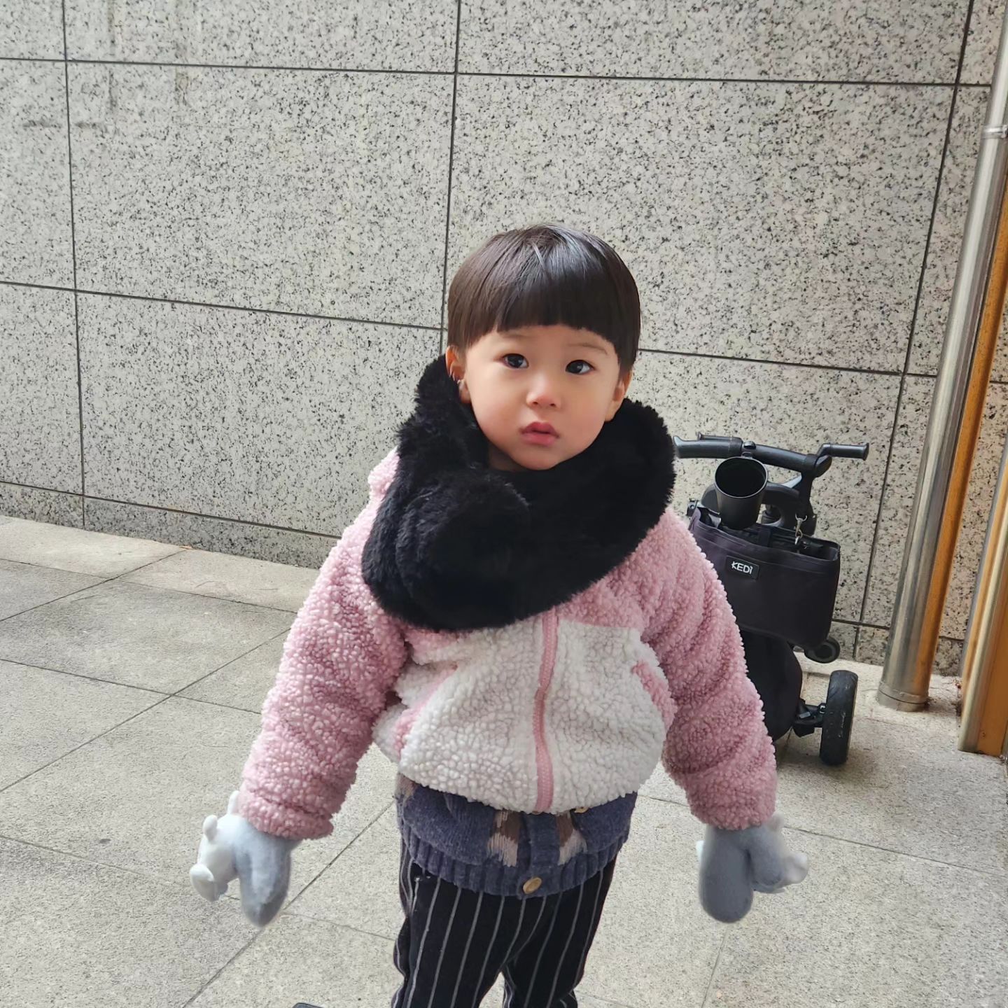 방학하고는
누나 늦잠.
우린 출근ㅋㅋㅋ
오늘은 위에 너무 껴입었나보네🤣

#귀요미 #둘째그램 #아들그램
#외동놀이 #등원샷 #흔한남매
#잘다녀와 #일상 #데일리 #육아
