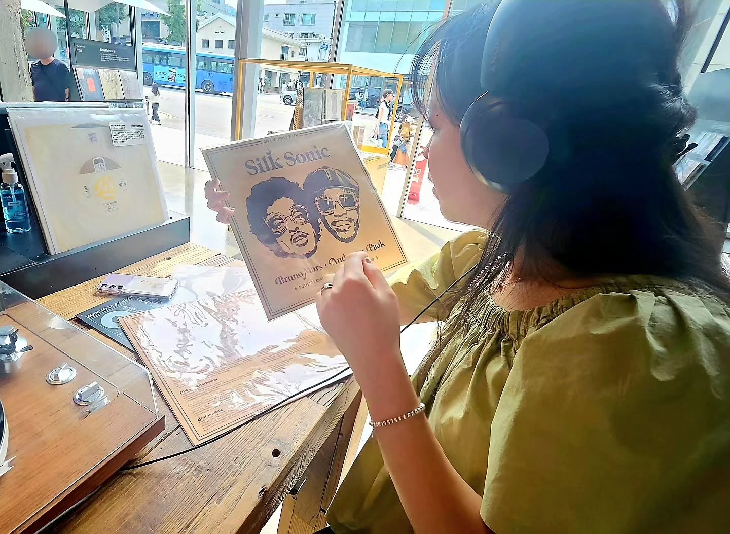 💜

나는 실크소닉
오빠는 나얼 

크으..... 💿 
⠀
⠀⠀
⠀⠀
⠀⠀
⠀
#나들이 #nottoday #lp #silksonic #leavethedooropen #이태원 #seoul #itaewon #placetovisit #현대카드뮤직라이브러리 #lp판 #이태원데이트