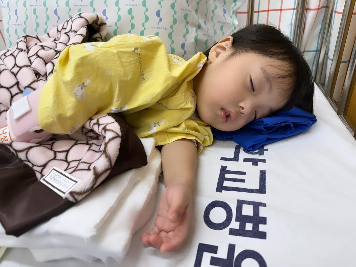 #울애기고생했오

작년3월부터 시작된 중이염이 안나서 결국 튜브시술
전신마취를 해야하는 부담에 안하길 바랬지만
잘이겨내줘서 고마워😍

지금은 컨디션도 좋고 잘먹고 잘놀아서 걱정 덜었네요
이제 아프지말기🙏

#31개월소띠아기 #중이염튜브시술
#육아기록 #다둥이네 #소통해요
