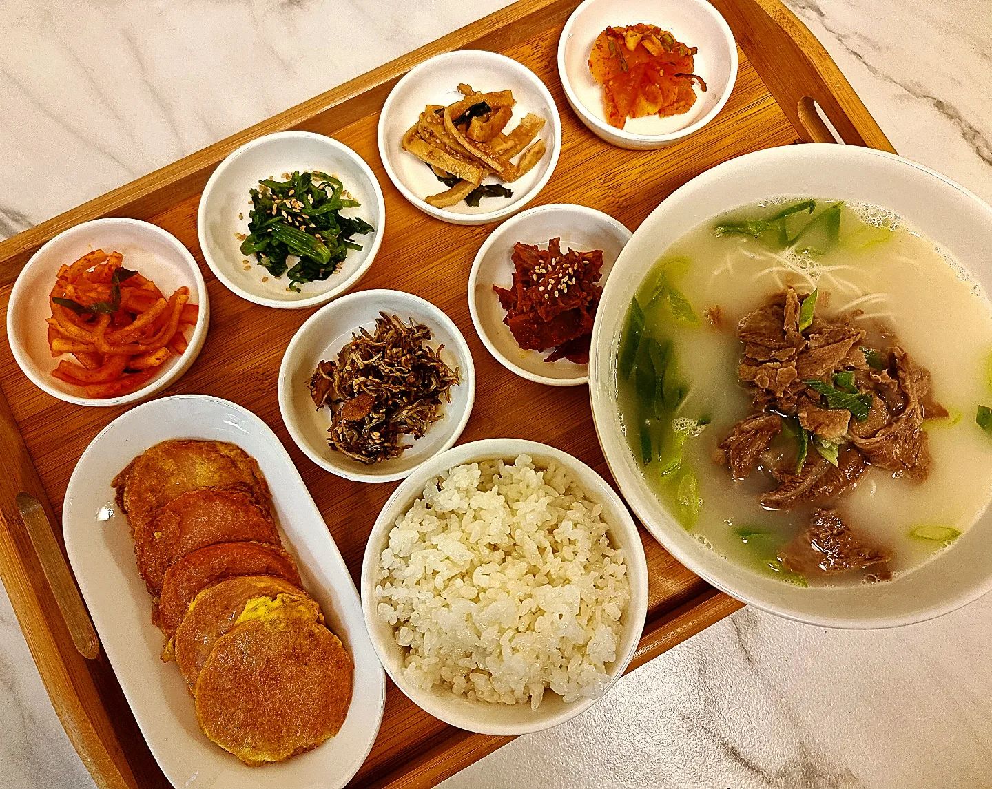 🍽

간만에 밥상🙂
계속되는 폭염에 입맛을 잃었지만
이럴때 일수록 더 잘 챙겨먹기😶

#저녁메뉴추천 #저녁밥상 #저녁메뉴 #상차림 #설렁탕 #분홍소세지 #무생채 #미나리나물 #어묵볶음 #단무지무침 #잔멸치볶음 #김치볶음 #반찬메뉴 #밥상
