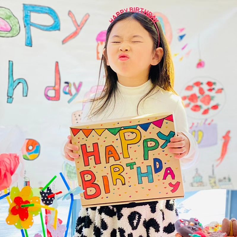 유치원에서 7살 생일파티🥳

선생님이 사진을 너무이쁘게 찍어주셨다 😍

항상 즐거운 하윤이 
생일축하해

이제 7살 생일 끝~~~~~~~ 👋👋

#유치원생일파티#이삼유치원#7살생일#친구들고마워#선생님감사합니다🙇‍♀️