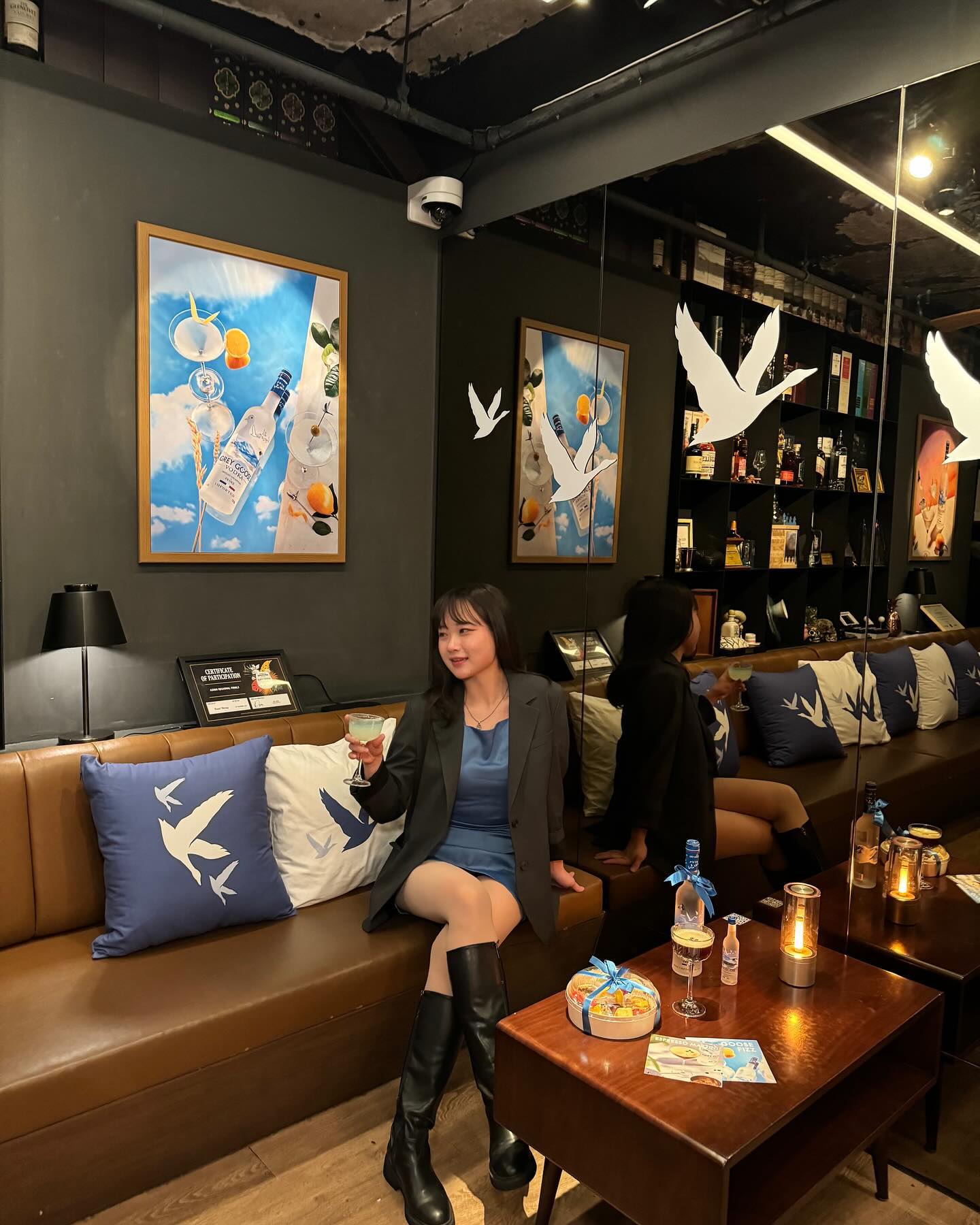 #광고 <Goose Mate Cocktail Class>
bstrict.kr x pineandco_seoul 

구스메이트 8기로 선정되어 첫 오프라인 모임을 가졌어요💙
빛나는 구스메이트 분들과 krrboom 박범석 대표님과 함께
그레이구스에 대해 알아보고, 즐길 수 있는 시간이었는데요 !! 🫶

사실 보드카 특유의 부즈 때문에 보드카나 보드카 베이스 칵테일을 그리 선호하는 편은 아니었어요
그런데 #그레이구스 는 프리미엄 보드카 아니겠습니까 🤭

🤍 100% 프랑스산 최고급 겨울밀을 사용해서
💙 무려 5단계의 세심한 증류 과정을 거칠 뿐만 아니라
🤍 상파뉴 석회암에 자연 여과된 맑은 물을 사용해서 만들기 때문에

특유의 풍미도 좋고, 칵테일도 너무 맛있게 마실 수 있었어요 😋
greygoose 에 그레이구스 보드카를 활용한 칵테일 레시피도 올라오니, 참고해서 #홈텐딩 도전해봐야겠어요 !! 🥂🍸

Please Drink Responsibly
지나친 음주는 뇌졸중, 기억력 손상이나 치매를 유발합니다.
임신 중 음주는 기형아 출생 위험을 높입니다.

#goosemate #greygoose #vodka #프리미엄보드카 #그레이구스 #구스메이트