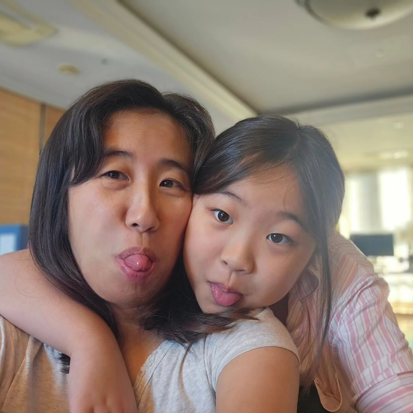 순남매둥이3668일♡122개월8일
#순남매먹방

새벽기상 무거운 눈꺼풀 낑낑거리면서 일하고 있는데 6시반쯤 딸이 걸어온다.
왜이래 일찍 일어났냐니 눈이 떠져서 뒹굴거렸단다. 
눈뜨자말자 먹고픈게 있으신 딸♡
어제 고기에 공기밥2공기, 아빠국수도 좀 뺏어먹고, 서비스로 주신 껍데기도 다 드시고 주무셨다.ㅎㅎ
엄마아빠는 안 먹는데 둥이는 돼지껍데기도 먹는다. 신기방기^^;;

얼마전부터 꽂힌 그린요거트를 활용한 아침을 직접 만드셨다ㅋ
식빵+그린요거트+시리얼+복숭아+아가베시럽
꿀맛이라고 엄마아빠 맛보기하고 혼자 다 드셨다. 엄마의 계란식빵도 드시고, 아침에 푸짐하게 차려달란다ㅋㅋ

진짜 먹는걸로 치면 170cm넘었어야하는데 왜 안클까@.@
심신이 건강하게 무럭무럭 자라자♡

#둥이네맛집 #둥이먹방 #그린요거트요리
#일찍자고일찍일어나기 #자는것도일어나는것도너무다른둥이 #아침을든든하게요청 #눈뜨면먹는생각 #잘때도먹는생각 #먹방둥이