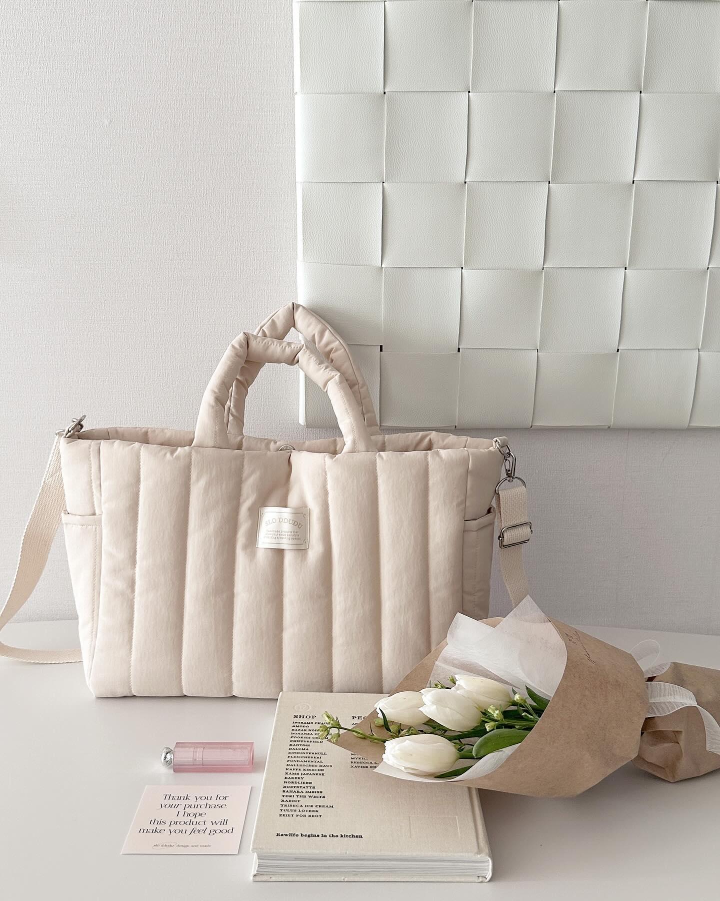 #제품제공 

시원이와 함께 다닐 때에 필수인 백👜
기저귀 가방이라고는 생각할 수 없을만큼 예뻐서 감동이에요
파스텔 베이지 색감은 또 얼마나 예쁘게요-

면 소재의 핸드메이드 제품이라 마감 또한 꼼꼼
생활 방수 기능까지 있어서 때탐 걱정 없이 사용가능해요
스트랩도 별도로 있어서 아이 안을 때 크로스로 매거나
숄더에 매도 예쁘다고 칭찬 가득한 가방이에요🤍

바닥 보강까지 되어 있어 탄탄하고 가방 내부 수납도 넉넉해서
정리벽 있는 제게 딱이에요! 요즘 시원이와 외출할 때 아빠도 
들고다니는 저희집 엄마빠의 문신템이 되었답니다🤭

기저귀 가방 하나도 예쁘게 들자구요✌🏻

sloddudu