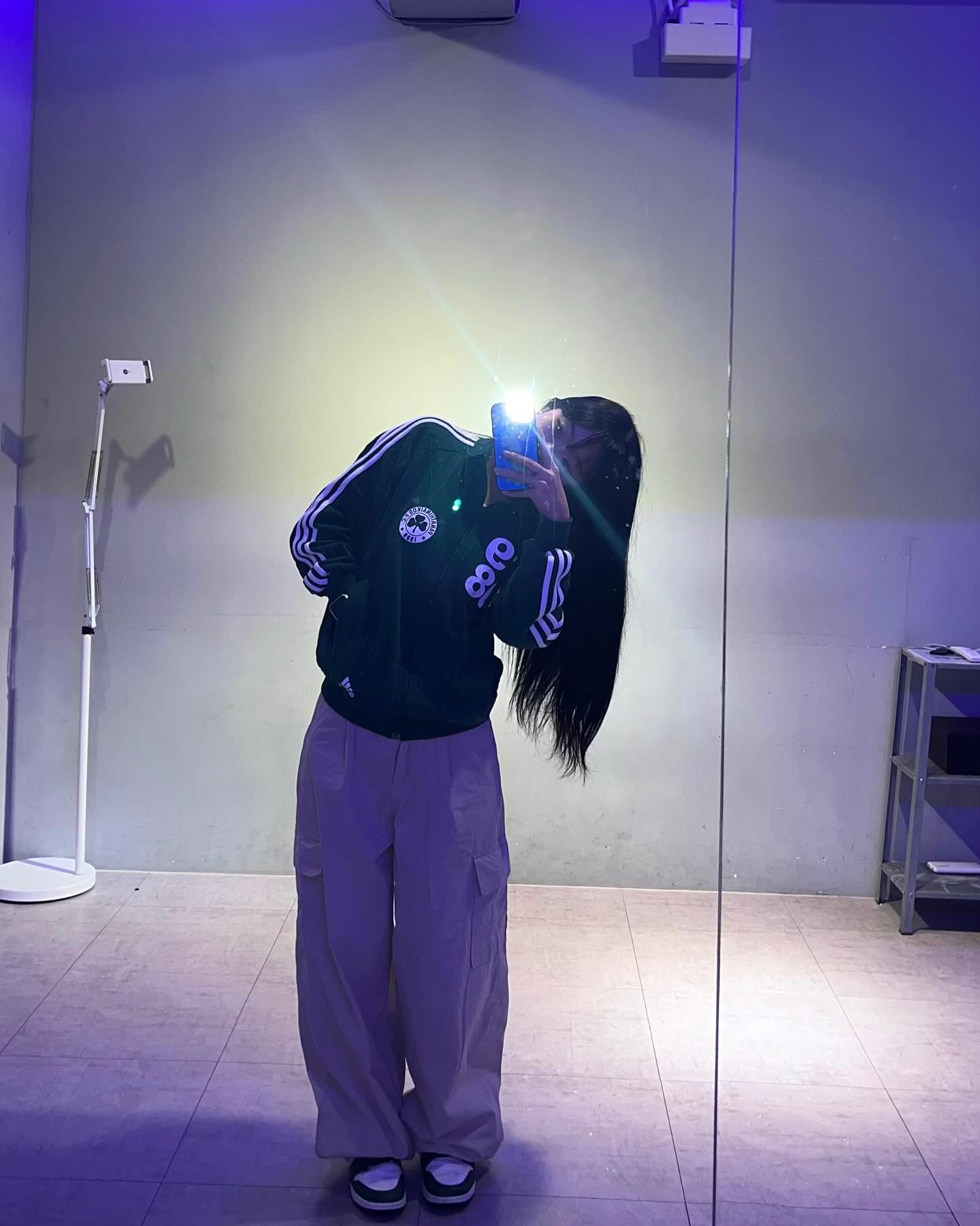 연습실 (에서 사진찍는 걸 좋아하는 편 3.)
.
.
.
#mirror #mirrorselfie #mirrorshot #selca #selfie #ootd #outfit #01 #fashion #fashionstyle #fashionista #outfit #daily #🇰🇷 #dailylook #style #dancer #연습실 #셀피 #셀카 #거울샷 #거울셀카
