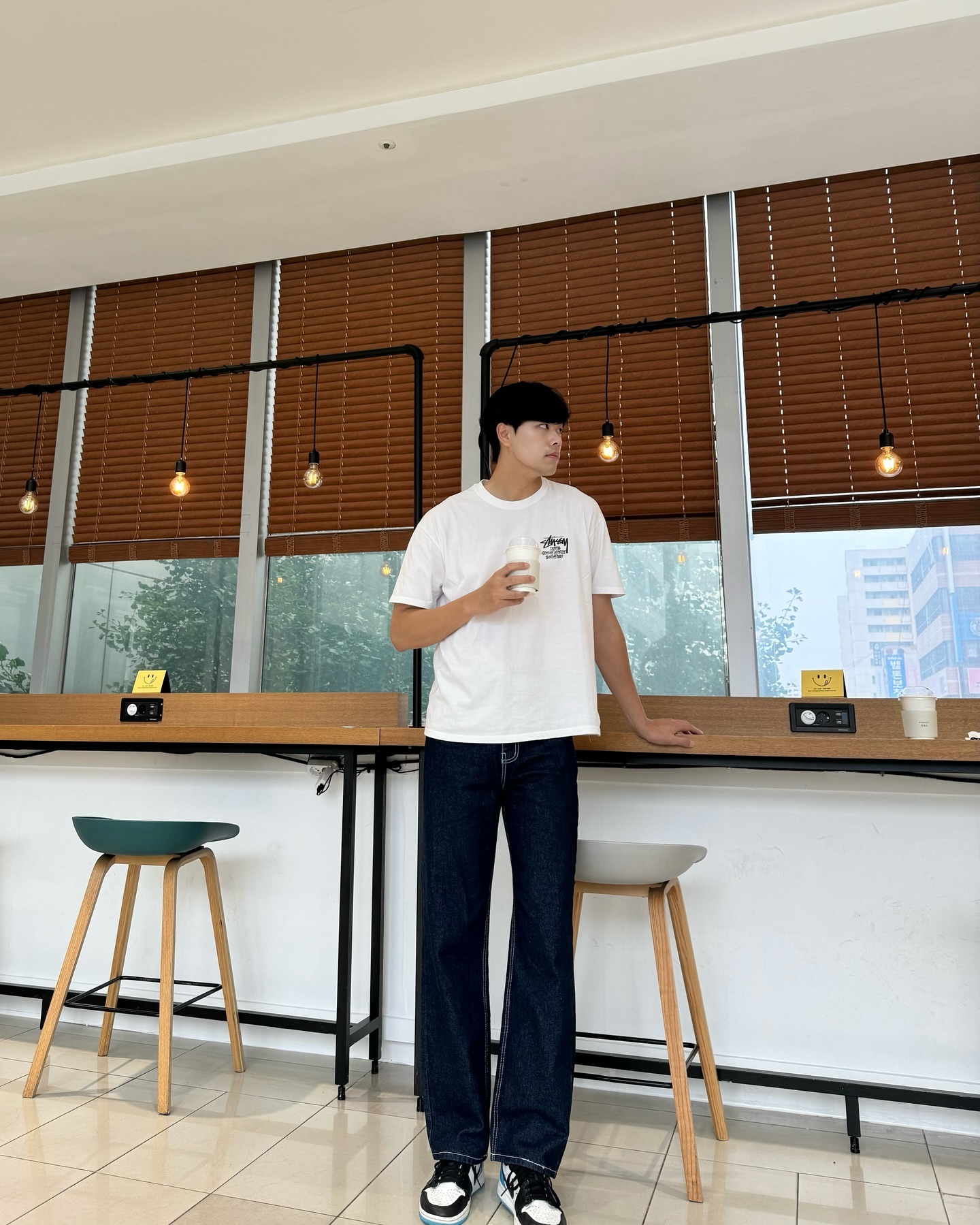 요즘 자주 입는 청바지 바우하우스 진
하얀 스티치가 시원한 느낌까지 🩵
여름에 불편한 바지보다 스트레이트 핏👖
