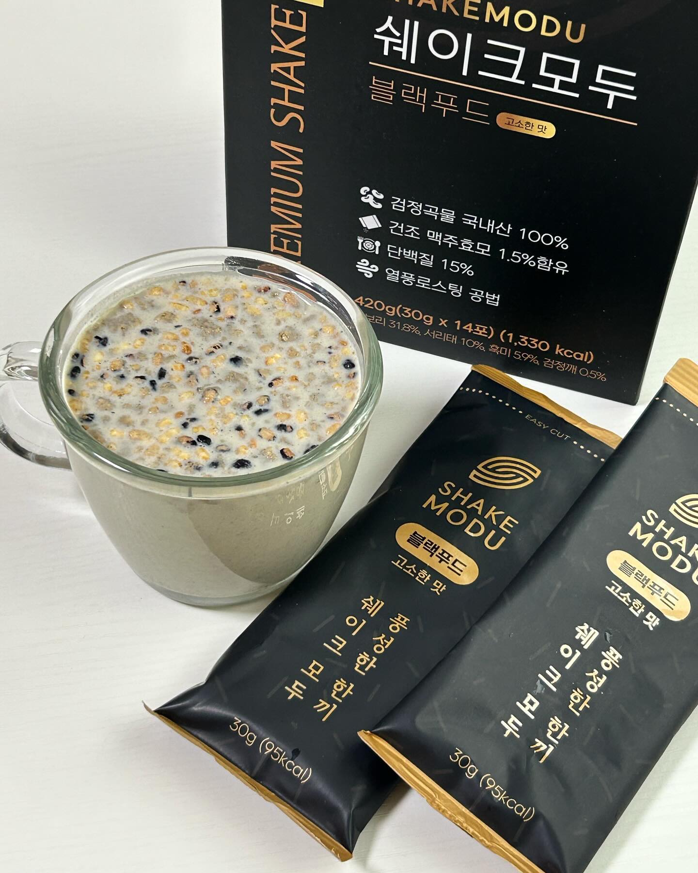 📦 쉐이크모두 블랙푸드 #협찬 
고소한 아침대용 선식🖤

식물성 단백질 20%라 식이조절에도 좋고 
국산검은콩과 건조맥주효모가 들어가 있어 모발건강에도 좋음!
4가지 블랙푸드로 영양을 꽉꽉 채운 쉐이크!

천연 감미료 사용하여 당 걱정이 없고
고소한 미숫가루 맛에 씹히는 후레이크까지 맛있다!
트랜스지방, 포화지방, 콜레스테롤 등이 들어가지 않고
HACCP 인증 제품이라 안심하고 먹을 수 있는 제품!

저칼로리라 간단하게 챙겨 먹기 딱 좋다~

#쉐이크모두 #아침대용선식 #블랙푸드선식 #다이어트선식 #식사대용선식 #단백질쉐이크 #검은콩선식 #미숫가루 #선식 #블랙푸드 #쉐이크