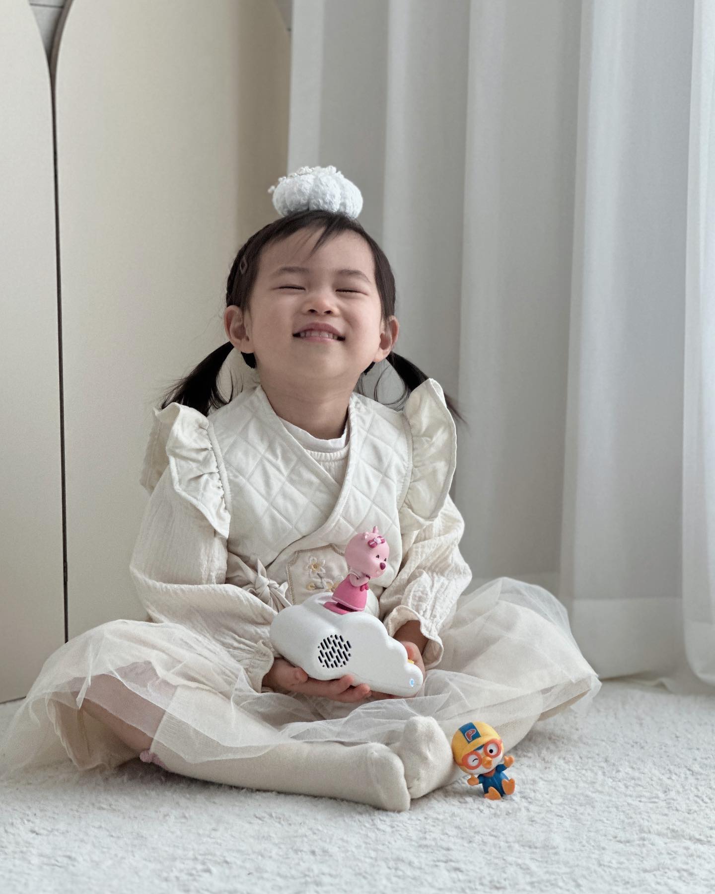 #제품협찬
다들 이번 설 잘 보내셨을까요-?

서아는 이번에 애교하나 더 준비해서
할머니집 방문했더니 사랑을 듬뿍받고 왔더니
설 끝나고도 계속 컨디션 최고.ᐟ.ᐟ

이번 설 준비 앞두고 저도모르게 제일 먼저 하는 것이
태블릿 충전하기더라구요-?
자연스럽게 이동하는 동안 태블릿을 보여주어야겠다고 생각했는데,
서아가 먼저 챙긴건 코코지,,❤︎ 

서아가 코코지가방에 코코지고와 뽀로로아띠, 루피아띠를
야무지게 챙겨서 할머니집에 다녀왔는데
코코지고에서 나오는 소리들에 맞춰 엉덩이 춤을 춰
귀여운 모습에 사랑 듬뿍 받고와 더 행복했던 이번 설
 
혼자 태블릿으로 영상들을 바라보게 하는 것보다
함께 웃을 수 있어서 더 좋았던 코코지타임이였어요◡̎

진짜 아기상어, 뽀로로 못참아,,❤︎ 

/ kokozi_official 

#코코지랑4기 #코코지랑 #코코지 #코코지하우스 #코코지앱
#설선물추천 #아이설선물 #키즈오디오 #오디오추천