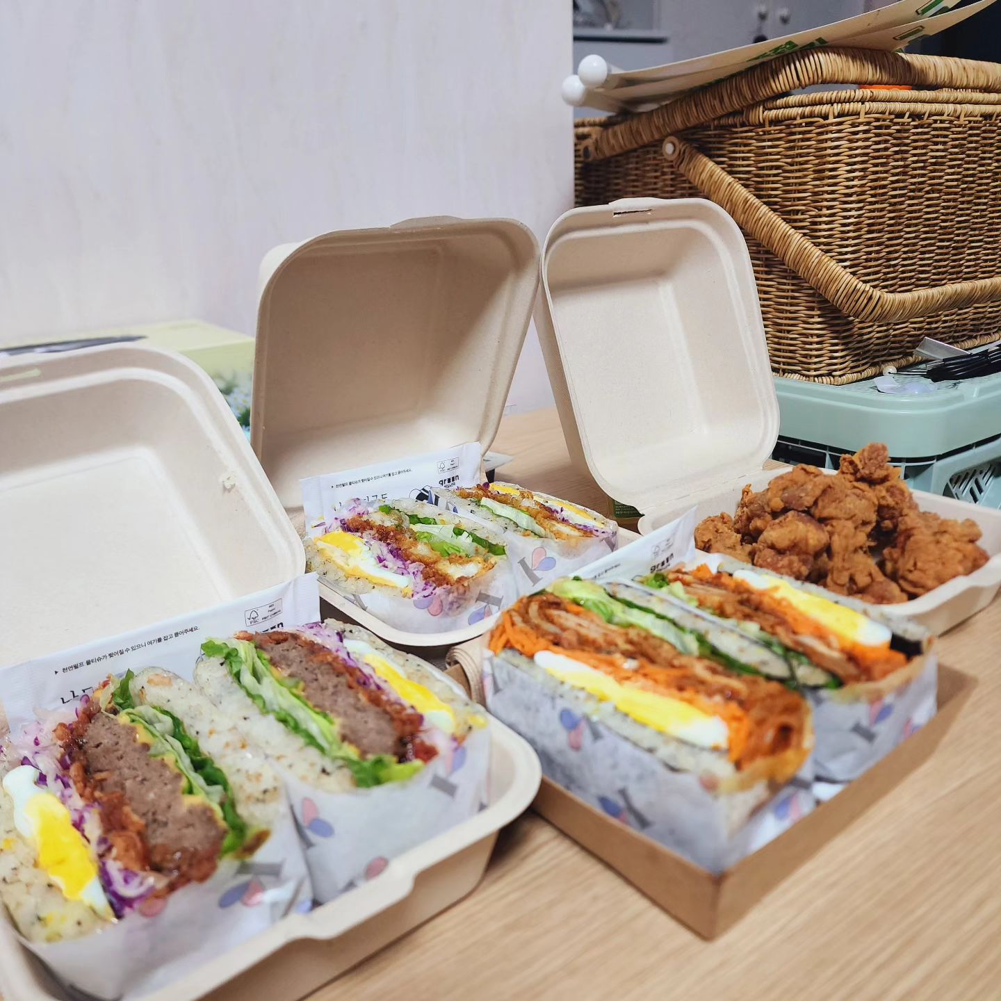제주 피크닉 갈 땐 예쁘고 맛있는 #김밥샌드 ★

레이첼의 최애 김밥집이 제주시로 이사와서
주말에 달려갔다온 레이첼❣️

친구가 놀러와있어서 바다 피크닉을 가려고
예약 주문을 미리 넣어 두었죠‼️

서귀포에서 구제주로 지점을 이동해서 
픽업가기도 위치가 넘 좋더라고요🥰

레이첼은 은갈치 튀김 김밥샌드와 불고기를 주문하고
존잘흑두와 순살치킨까지 예약해서 픽업🤗

이렇게 샌드위치처럼 김밥이
예쁘고 오밀조밀하게 귀여울 일인가?!

피크닉 가서 먹으려고 캠핑세트도 챙겼는데
아쉽게도 비 내려서 집에서 먹었지만

집에서 먹어도 역시는 역시
넷플 보면서 챙겨주신 소스에 찍어 먹으니까 꿀맛👍

레이첼의 개인적인 원픽은
은갈치튀김 김밥샌드였어요😋

간편하게 먹기 좋은 예쁜 음식 김밥샌드, 
피크닉이나 한라산 갈 때 강추합니다❣️

📍김밥샌드 제주점
제주 제주시 무근성7길 22 

#제주시김밥 #제주김밥 #제주김밥맛집 #제주공항맛집 #제주밥집 #제주김밥투어 #제주김밥추천 #먹팔소통 #먹스타맞팔 #koreanfood #mukbang #제주살이 #제주스타그램 #맛스타그램 #맛집스타그램