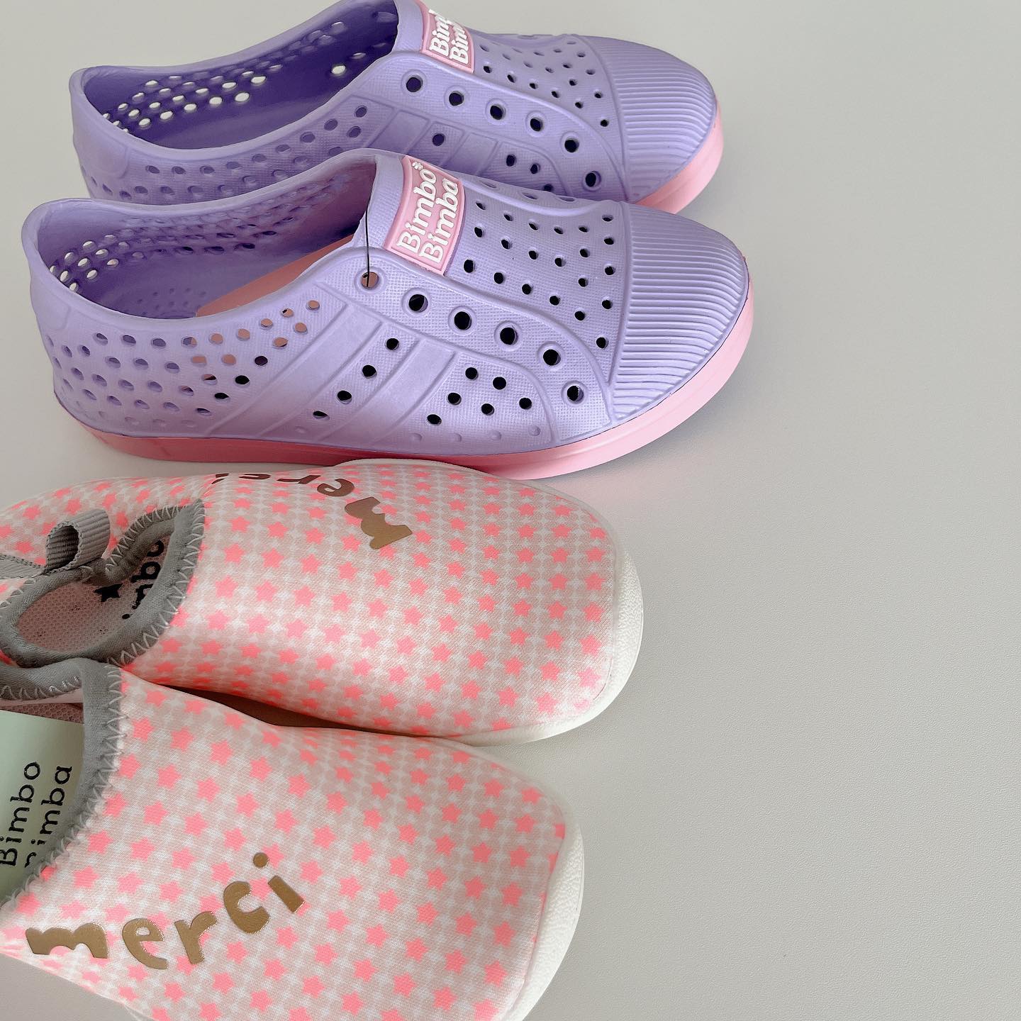 제품제공 bimbobimba_official 

물놀이뿐만 아니라 평소에도 편하게 신을 수 있는 신발 👟
빔보빔바 파스텔슈즈 퍼플을 pick 한 리아랍니다

파스텔슈즈는 초경량 EVA 소재로 깃털처럼 가볍고
착용감이 우수하고 신발 윗부분 통풍구로 통풍이 뛰어나서
실내화, 외출화, 아쿠아슈즈 등 다양하게 신을 수 있는
아주 편안한 신발이에요 ~~ ♥
편안하게 원피스에 신었는데도 귀욤귀욤 하답니다!

지금 썸머클리어런스로 역대급 할인을 하고 있으니,
빔보빔바 홈페이지로 지금 구경 가세요 ◡̈*

#빔보빔바 #파스텔슈즈 #EVA슈즈 #아쿠아슈즈 #워터슈즈 #물놀이신발 #워터파크신발 #유아아쿠아슈즈 #키즈아쿠아슈즈