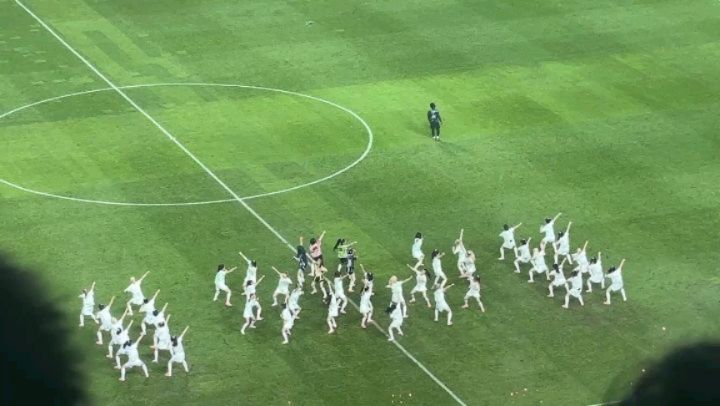 행복했던 태우의 한주
화요일 토트넘 연습보러가고
토용일은 뭔헨과토투넘 보러가서
뉴진스 보고 오고ㅋㅋㅋㅋ
뉴스진 보고 온게 제일 행복한거 같은데

아빠와아들의 축구 사랑은 못말려🫠🫠