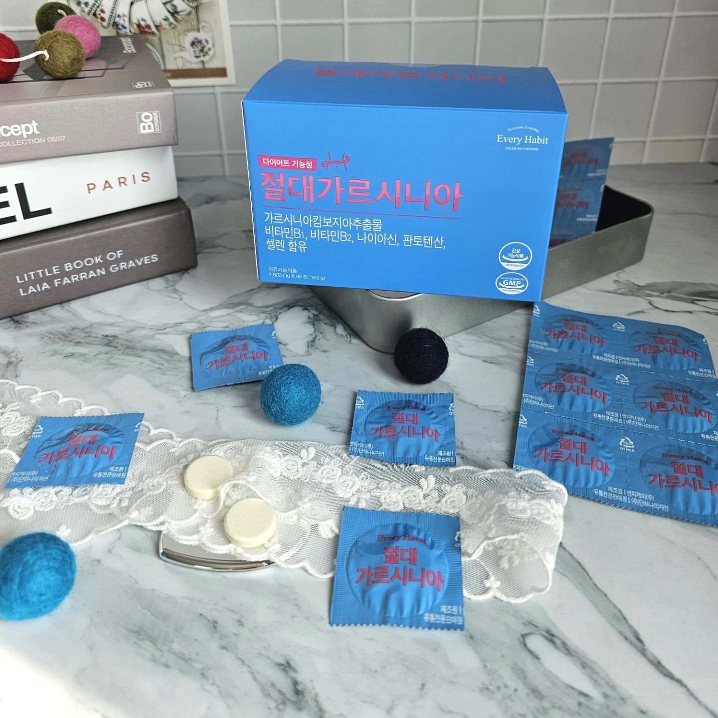 #협찬 

명절 동안 또 엄청 먹고 
몸이 무거워졌다고
매일 말하면서도 자꾸만 군것질이
하고 싶고 허기진 이 느낌!! 

이때 딱 멈춰야 하는데~~
안 먹는 게 왜 이렇게 힘든지~
음식 조절이 힘들 때
그땐 절대가르시니아 2정만 먹어보자!! 

90정이 들어 있으니
하루에 2정씩 먹으면 
한 달 넘게 먹을 수 있겠다. 

​다이어트는 여자들의 숙원사업이니 
잘 먹고 빼면 되는 것!!
절대가르시니아에는 
가르시니아 캄보지아 추출물이
750g 함유되어 있어서
내장지방, 피하지방, 체지방량 감소에 
효과가 있다고 하니 간편하게 
몸이 가벼워질 것 같은 느낌!! 

에브리해빗 절대가르시니아의 주원료는
가르시니아 캄보지아추출물, 
비타민B1, 비타민B2, 나이아신,
판토텐산, 셀렌이 들어 있다. 

레몬밤 잎 추출분말, 아프리칸 망고 종자 추출물, 
히알루론산, 비타민C, 피시콜라겐, 
화이트 토마토 등 부원료 6종이 들어 있으니
두정만 챙겨 먹어도 건강해질 듯~~ 

건강기능식품으로 제조 허가를 받은 제품!!
식약처 기능성 인정,
기능성 원료의 인체적용시험, 
안전성 검사가 완료된 탄수화물 타파 
절대가르시나아는 걱정 없이
하루에 2정만 먹으면 되니 넘나 편함! 

절대가르시니아는​
탄수화물이 지방으로 합성되는 것을 
막아주는 역할을 하니 탄수화물 먹으며 
죄책감은 사라질 듯~ 

두 알 툭!​
개별 포장되어 있는
절대 가르시니아를 꺼내보니 
동글납작하니 딱 애들 비타민 같은 모습!​ 

달콤한 사과🍎 맛일까?
딸기🍓맛일까?
살짝 기대를 하며 오도독 씹어보니
화~~한 레몬🍋 민트 맛이다.
입안이 시원해지고 개운해지는 느낌~​ 

꾸준히 두알씩 먹는 습관
절대가르시니아 오늘부터 시작♡♡ 

#에브리해빗#가르시니아#산후다이어트
#육아맘#다이어트#다이어트보조제 
#다이어트#탄수화물컷팅제 
#가르시니아추천#다이어트식단 
#다이어트식품#맘플체험단#맘플