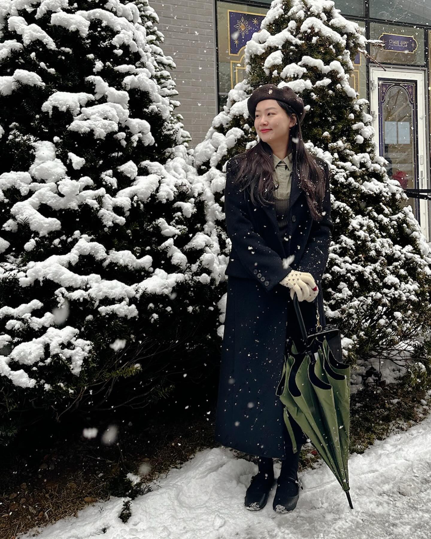 눈이 너무 예쁘게 내리던 오늘❄️✨
친구와 맛있는 밥과 커피 한 잔으로 행복한 연말을 보냈어요😌
.
.
.
.
#snowday #outfitpost #outfitinspo #longcoat #롱코트코디 #베레모코디 #베레모 #블랙코트 #blackcoat