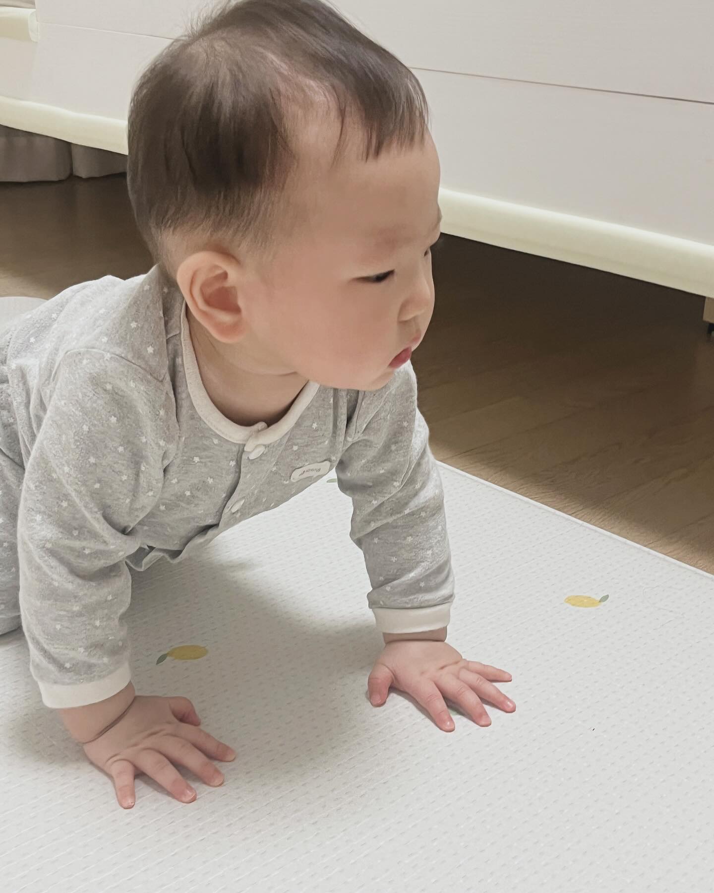 __#협찬
우리아기 첫 네발기기 기록하기.ᐟ 
배밀이만 하던 아기었는데 드디어 네발기기 성공

맨바닥에선 몇번기다 다시 배밀이로 바꾸더니
매트 위에선 푹신한지 네발로 계속 잘 기어다니네요.ᐟ 

하루종일 바닥 청소하고 다니는 우리아기👶🏻
오염물질 흡수를 차단해주는 착한 매트로
청결한 일상 선물해주자구요🫶🏻

𝒕𝒉𝒂𝒏𝒌𝒔 𝒕𝒐 🏷️ kormat.official

#놀이방매트 #거실매트 #놀이매트 #유아매트