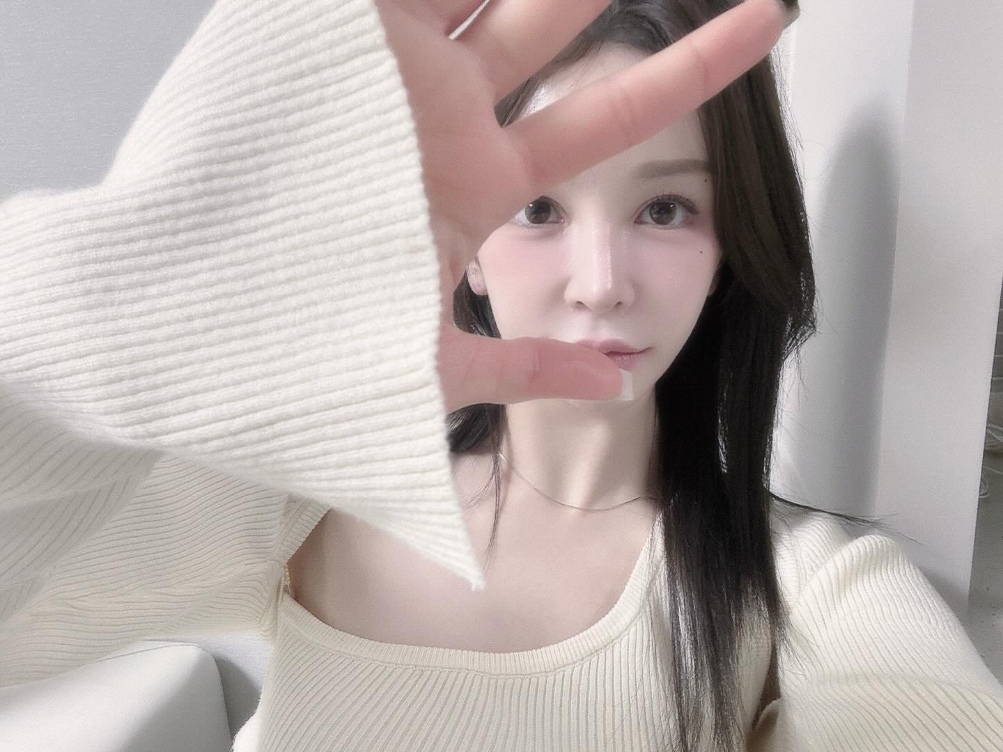 올해는 조용히 보내야지 했는데 
많은분들이 연락주시고 축하해주셔서 너무 따수운 생일이였습니당, ,,
너무 너무 감사하구 🤍
앞으로도 많은 관심과 배려. 사랑으로 늘 귀여워해듀데염~~😉🤭