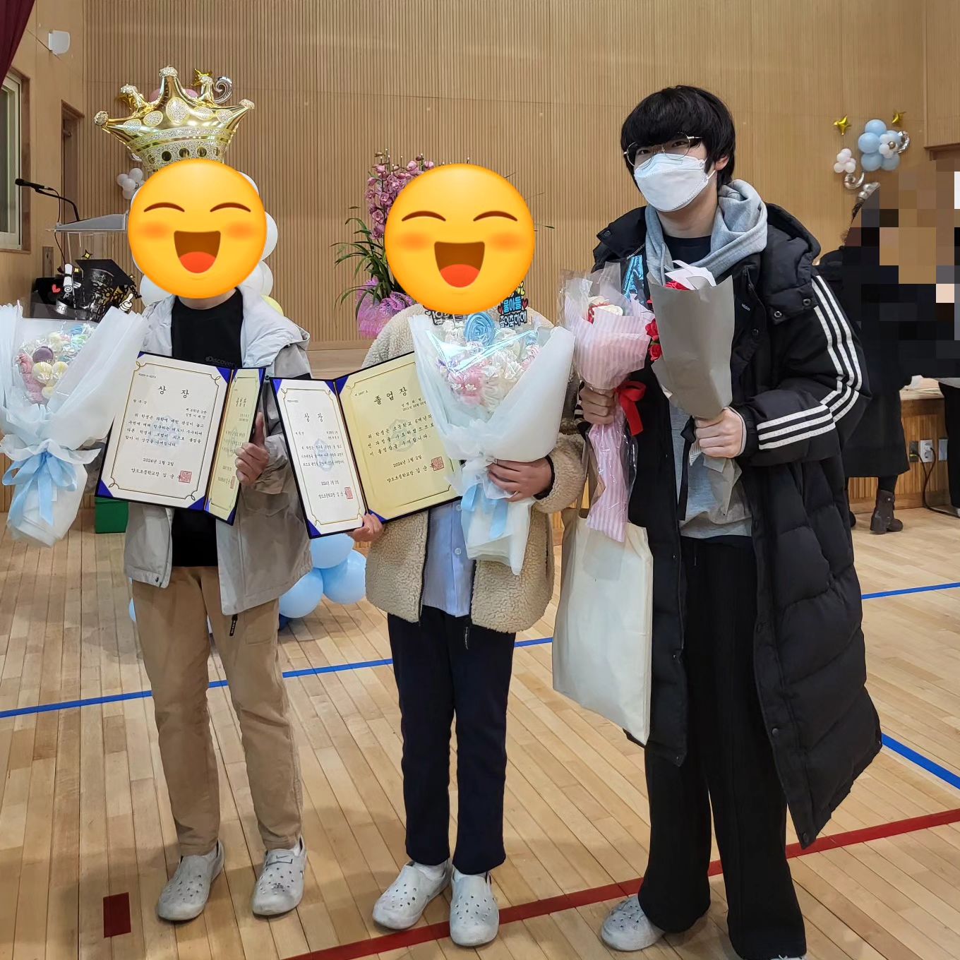 #졸업
큰애때 부터 다녀
둘째 졸업 시키고
막둥이까지 12년을 다닌
이 학교를 떠남
내가 졸업하는 기분??

#막둥이 
#졸업축하해
#예비중딩