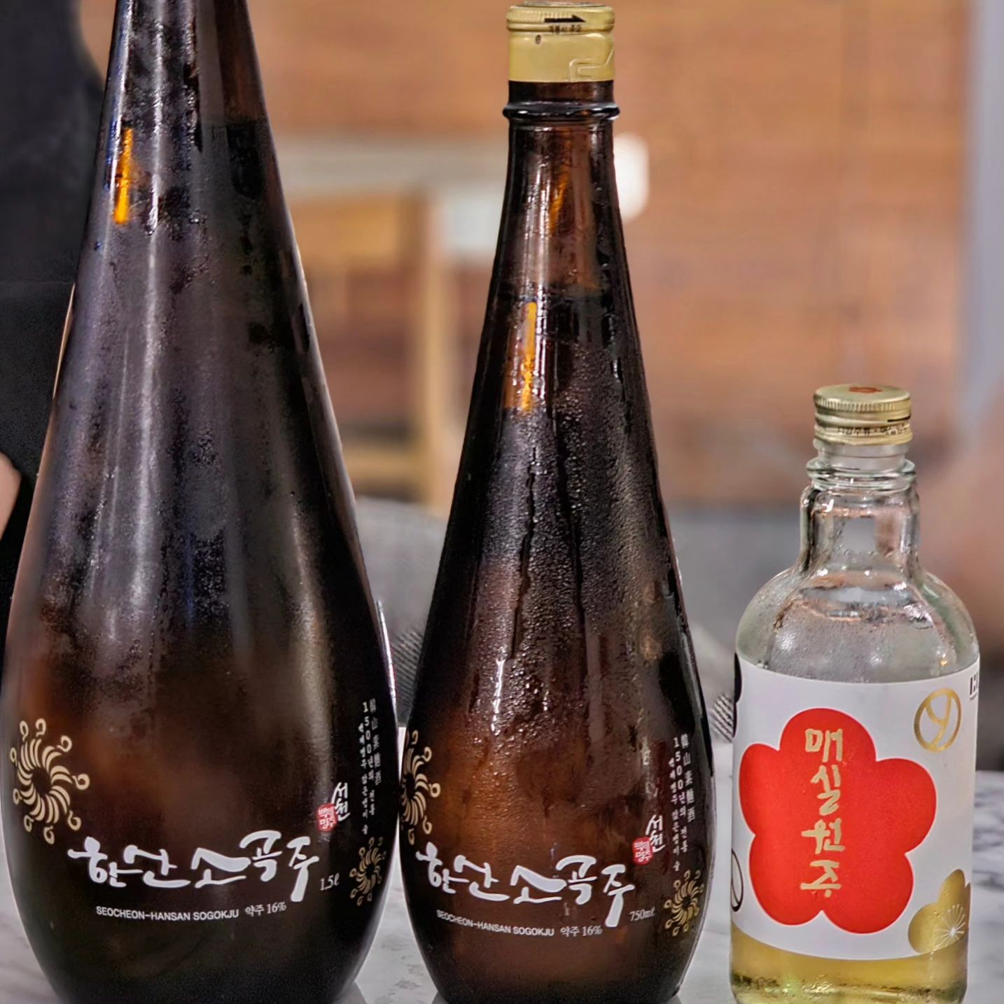 #한산소곡주 1500ml 750ml 병을 나란히😻

100일의 기다림과 정성으로 빚은 이상재명가소곡주!
한산소곡주는 1500년 전 백제왕실에서 즐겨 음용하던 술이며, 가장 오래된 역사를 가진 술로 알려져 있습니다. 백제가 멸망하자 그 한을 달래기 위해 한산 건지산 주류성에서 백제 유민들이 소곡주를 빚어 마시며 그 한을 달랬다고 합니다.

✨️한산소곡주✨️

주종 : 약주
도수: 16%
용량: 1500ml 750ml
보관방법: 냉장보관
원재료명: 찹쌀(국산), 멥쌀(국산), 누룩(국산)밀함유, 조효소제, 효모, 홍고추, 정제수

#약주 #전통주 #한산소곡주 #앉은뱅이술 #생주 #백제 #신라 #고구려 #koreandrinks #koreanalchol