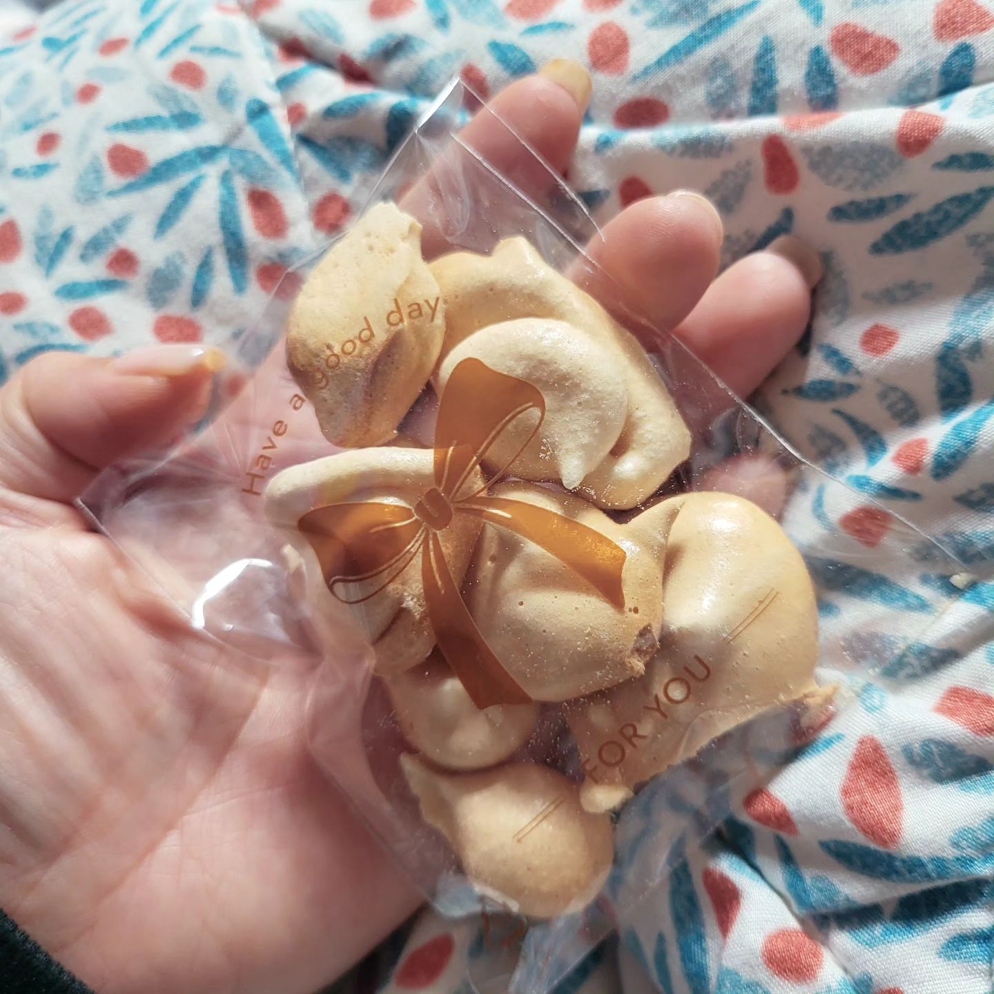 ..수제머랭쿠키

우리가 항상 폐끼치는 아랫집.
우리 아들님의 친구네 집.
참 소중하고 감사한 이웃이다.
밤늦게까지 퉁탕퉁탕 거리고 새벽2시에도 씻고 하는데도
항상 트러블없이 봐주시는 소듕한 이웃님.
아들의 친구. 
여자아이라서 교류는 적지만, 친하게 지내주어 감사하다.
아들님 감기로 3일째 휴교중.
아랫집 친구가 친구랑도 만들고 스스로 만들었단 수제머랭쿠키를
학교얼른 나오라며 집앞에 슥. 놔두고 간 친구.
ㅋㅋ
누나랑 엄마랑 갠신히 한봉다리씩 얻어먹는다.
딸이 자기가 만드는것보다 맛나다며 감탄.
좋은 친구가 울 아들 친구여서 감사.
울 아들이 친구에게 좋은 아이여서 감사.

일년간 5학년3반 개그스타였다던 아들.
1년이 끝나가선지 ㅋ 은퇴하셨다네 ㅋ
1년 고생했어. 남은 2주도 아프지말고 힘내보자.

동궁전 상궁 시중드느라 내가 목감기왔다.
효도해라 이것드라.

#수제머랭쿠키 #아랫집딸최고 #맛있어