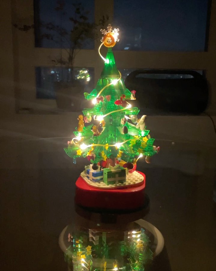 해피 크리스마스💚❤️💚❤️

10개월째에 접어든 만삭 임산부는
크리스마스엔 집에 있어야할 거 같았다

트리를 너무 사고 싶었지만 내년에 오션이랑 같이 꾸미려고 올해는 참기로 함👨‍👩‍👧

그래서 요번엔 레고 트리를 주문해 봤다 
(조립은 나 말고 남편이 ...거의 다 함🤷🏻‍♂️ 네?)

오르골 기능도 있어서 불 끄고 조명 켜니 생각보다 너모 잘산듯?!

올해보다 내년에 더 행복합시다🥰