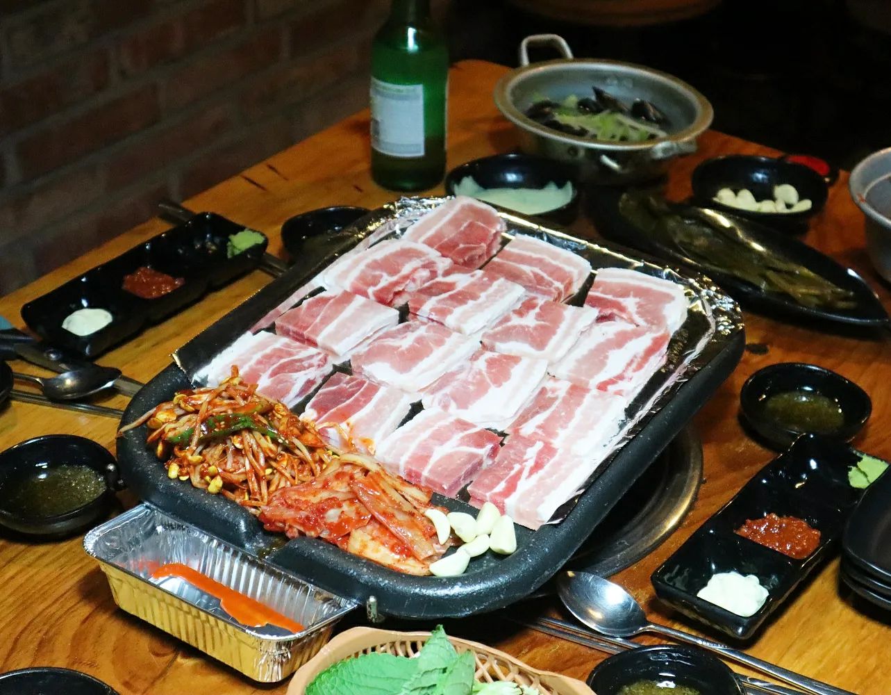 #협찬 내가 좋아하는 삼겹살을
두께에 따라 다양하게 맛볼 수 있는 1357철판삼겹
맛도 좋고 분위기도 좋고
거기다 셀프바가 있어 편하게 가져다 먹을 수 있고
후식으로 아이스크림까지 ㅋ
깔끔한 분위기에 맛까지 좋아
사당역회식장소로 자주 이용중
.
🔺️ 1357철판삼겹 
✔️서울 서초구 방배천로4길 15-17 B1
✔️전화번호: 02-582-1357
.
고기를 숙성하는 방식과 조리방법이
달라 다양하게 즐기기에 좋은 삼겹살맛집으로
추천~1미리부터 7미리까지..
골라 먹는 재미가 있는곳
.
#사당역냉삼#사당고기맛집
#사당역고기맛집 #방배동삼겹살
#이수역삼겹살맛집 #사당역모임장소 #1357철판삼겹 #사당역맛집 #사당맛집 #이수역맛집 #사당역회식장소 #사당역삼겹살맛집 #사당역삼겹살