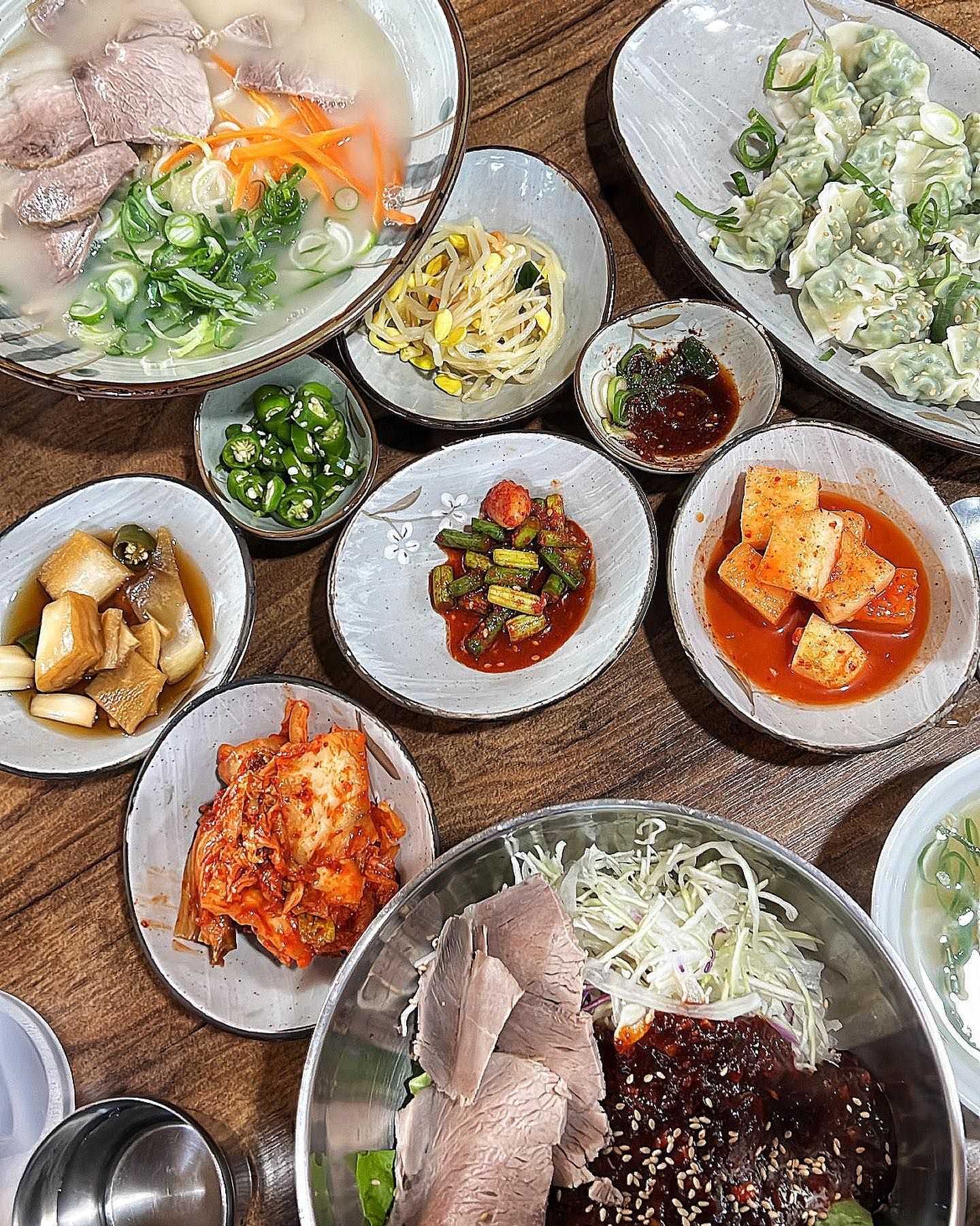 제주 서귀포에서 고기국수가 
땡긴다면 #바당국수 

늦은시간에도 고기국수, 국밥이
땡긴다면 무조건 여기입니다 !

개인적으로 서귀포내 국수 1등맛집👍🏻

반찬도 정말깔끔하게 나오는데
그중에 김치가 정말 맛있어요 

저는 매운음식을 조아해서 
다진고추를 부탁해서 넣어서 먹는데
진짜 넣어서 먹어보세요 👍🏻👍🏻

이집 고기국수,비빔국수,국밥만 한때 
주구장창먹었는데 진짜 10번이상 
방문하고 혼밥까지도 할정두 ✨

•고기국수는 뽀얗고 진한국물이
일품이고요 탱글탱글한면위에 
야들야들한 고기가 듬뿍 올라가있어요 

•비빔국수는 새콤달콤한 양념장에 
다진고추 넣어 비벼드시면 
없던 입맛도 돌아오는 그맛 !! 
저는 비빔국수가 더 좋았습니다 

올레시장 근처라서 접근성도 좋고
옆에 넓은 주차장이있어 편리해요 

푸짐한 국수한그릇 드셔보세요 ~🫶🏻

고기국수 (9.0)
비빔국수 (8.0)
돼지따로 국밥 (9.0)
돔베고기 (20.0)

제주 서귀포시 중앙로 48번길 43

영업시간 : 오전9시-밤11시
휴무 : 매주화요일 

#제주고기국수 #서귀포고기국수 #맛집 #올레시장 #올레시장맛집 #돔베고기 #서귀포돔베고기 #서귀포바당국수 #먹팔맞팔