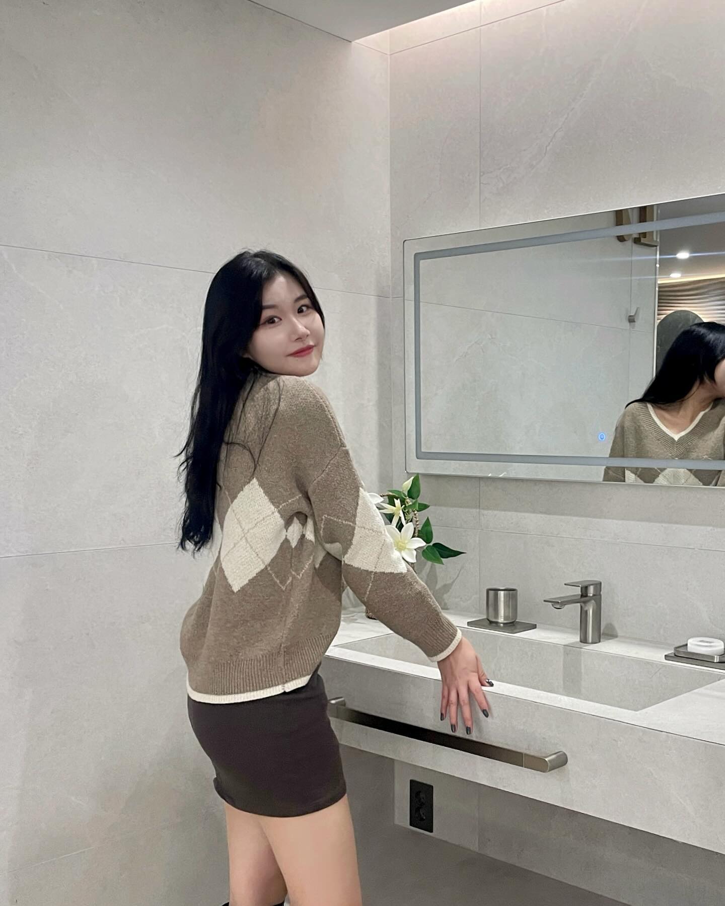 #협찬

욕실 인테리어 A-Z까지 한 번에 해결할 수 있는 바스솔루션에 다녀왔어요🛁

인테리어 하려고 하면 어디서부터 해야할지 넘 고민이잖아요~~ 맘에드는 쇼룸 공간 번호만 말하면 타일부터 자재들까지 바로 추천해주시더라구요!!

샘플 타일까지 받을 수 있어서 직접 눈으로 비교해보고 결정할 수 있어서 좋았어요👍🏻👍🏻
아메리칸스탠다드/ 비반트/ 폰타나 등 다양한 브랜드별 제품들을 만나볼 수 있다는 장점도 굳!!

학동역 1번출구에서 바로 오른쪽으로 직진하면 보이는 큰 건물 1층!! 둘러갈 필요없이 바로 딱 가까운 위치에 있더라구요✨

욕실 인테리어 고민이신 분들 바스솔루션 추천해오🧼

#강남쇼룸 #강남인테리어 #바스솔루션 #바쏠 #강남욕실인테리어 #욕실리모델링 #욕실인테리어 #셀프욕실리모델링 #더죤테크 #화장실인테리어 #아메리칸스탠다드 #비반트 #폰타나