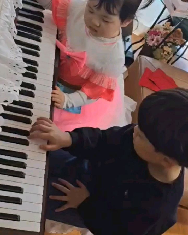 동생 피아노 가르쳐주는 중🥰

#친절한윤재쌤  #둘이어쩜이리잘놀징