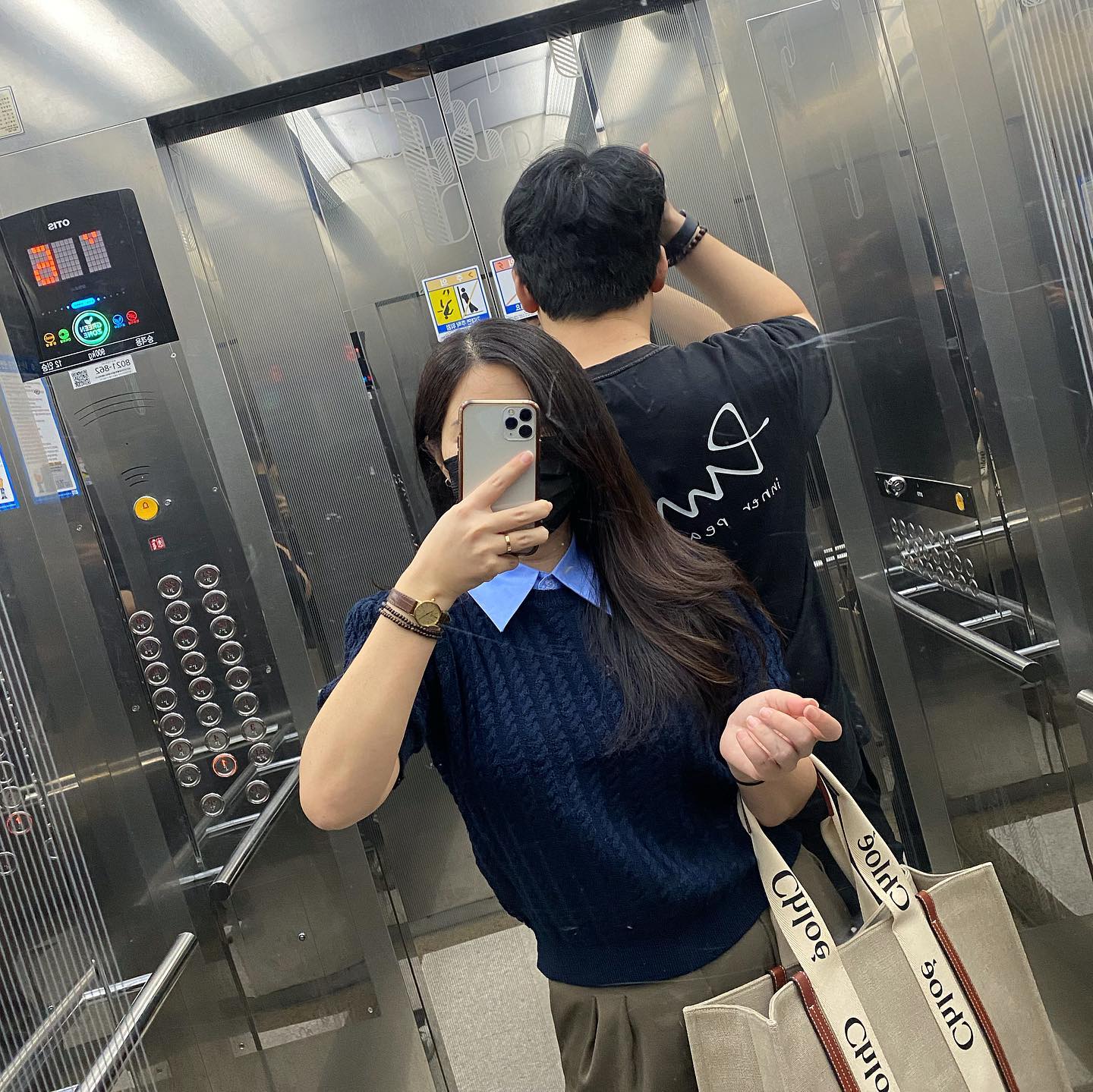 결기라고 사진찍자니깐 또 찍어주는 오빸ㅋㅋㅋMZ처럼 해보자며 갔지만 커피도 맛없 약과쿠키는 당뇨올거같았다😡
#늙은이들 #하은이가왜저기있지