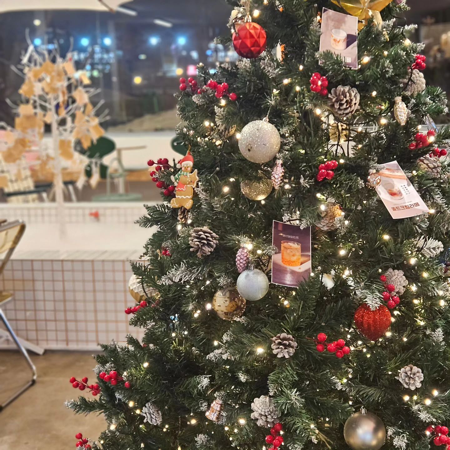 행복했던 크리스마스:)♡

올해는 혼자가아닌 오빠와 포포와 같이못온 치즈와 
4명이 함께보낸 행복한 크리스마스🎄💕

앞으로도 쭉 행복하자♡

--------------------
불멍장소
#일층커피초월점

예약해야 이용가능!
오로라 불꽃까지 주심:)
마시멜로우랑 꼬치 라면도있음!!

행복했당♡

onefloorcoffee_official