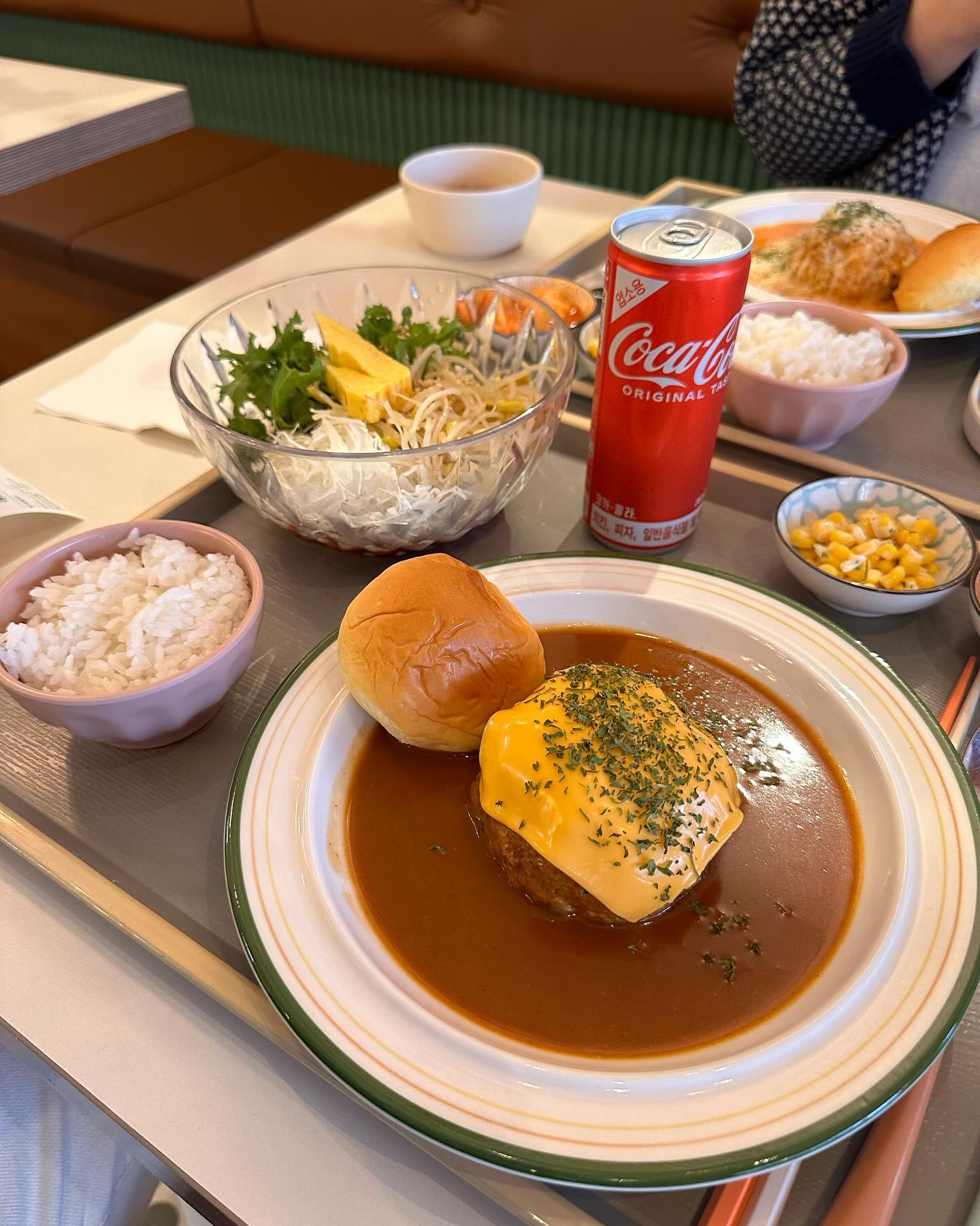 꽥꽥! 오늘의 맛집! #고동함박송리단길점 

송리단길에 함박스테이쿠 맛집이 있다아?🐣

바로 고동함박꾸!!

매콤한 떡볶이 소스와 함께 먹는 깔매함박,

외할머니 오리지널 레시피를 사용한 고동함박,

로제크림이 듬뿍 올라간 로제함박,

체다치즈와 살짝 매콤한 맛이 나는 월클 함박,

새로나온 에그롤링함박까지😍 다양한 함박스테이크를 골라 먹을 수 있덕!!🐥🐥

함박스테이크뿐만 아니라 돈까스, 파스타도 팔아서 가족끼리 이것저것 시켜먹기 딱이였덕🐣

다양한 구성의 세트 메뉴도 있어서 맛도 꽥꽥!! 가성비도 꽥꽥!! 넘 좋쟈나😍 

요일마다 할인하는 메뉴도 있어서 먹고 싶은 메뉴 할인할 때 방문하면 더 저렴하게 먹을 수 있덕! 

연인, 가족과 함께가기 좋은 고동함박 어떠십니꺼🐥

고동함박 + 미니쫄면 + 음료: 17.9
로제함박(단품): 13.5
순대튀김: 6.9

📍위치: 서울 송파구 백제고분로41길 36-6 1층
⏰영업시간: 매일 10:30~21:00(월요일 휴무)

#고동함박송리단길점 #잠실맛집 #잠실맛집추천 #송리단길맛집 #송리단길맛집추천 #석촌역맛집 #신천동맛집 #석촌호수맛집추천 #잠실핫플 #잠실점심