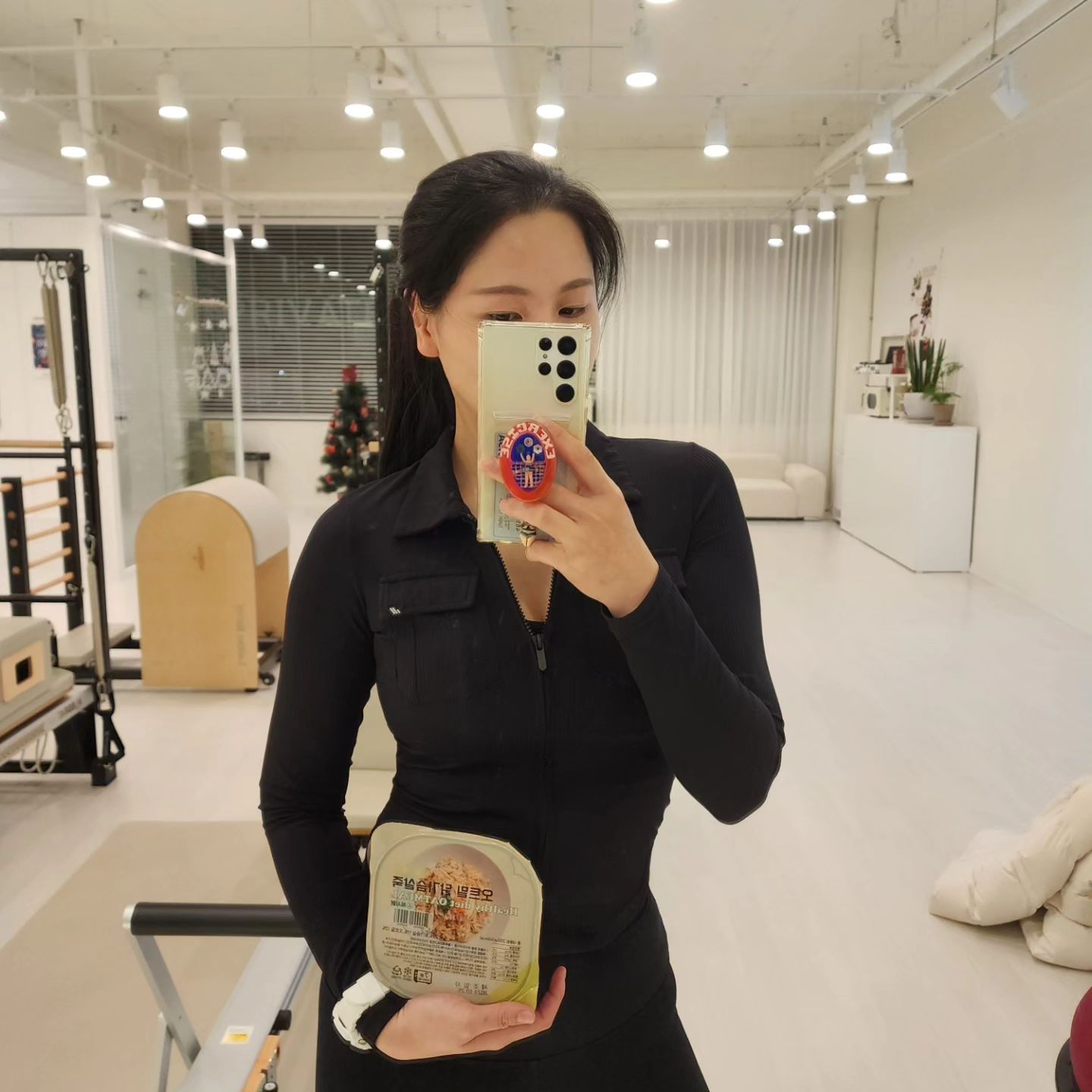 10kg가 쪘어요🥲

야식이 이렇게
무섭습니다!!😂

진짜 식단이 얼마나 중요한지
다시 한번 느끼는 히히야야🤣

하...
원래는 아침대용 
혹은 저녁수업 끝나고와서
너무배고프면 복서닭먹었는데
(야식때려붓기전....)
일주일전부터 
아침저녁 복서닭
점심 일반식 혹은 단쉐로
관리했더니
그래도 2.5kg정도 빠졌네용🥲
인바디 전후 있는데....
직업상 몸무게가 치명타라
전체공개는 불가🤣🤣

연말에 사랑하는 사람들과의
자리도 좋지만
틈틈히 관리하자구요!
boxer_dak