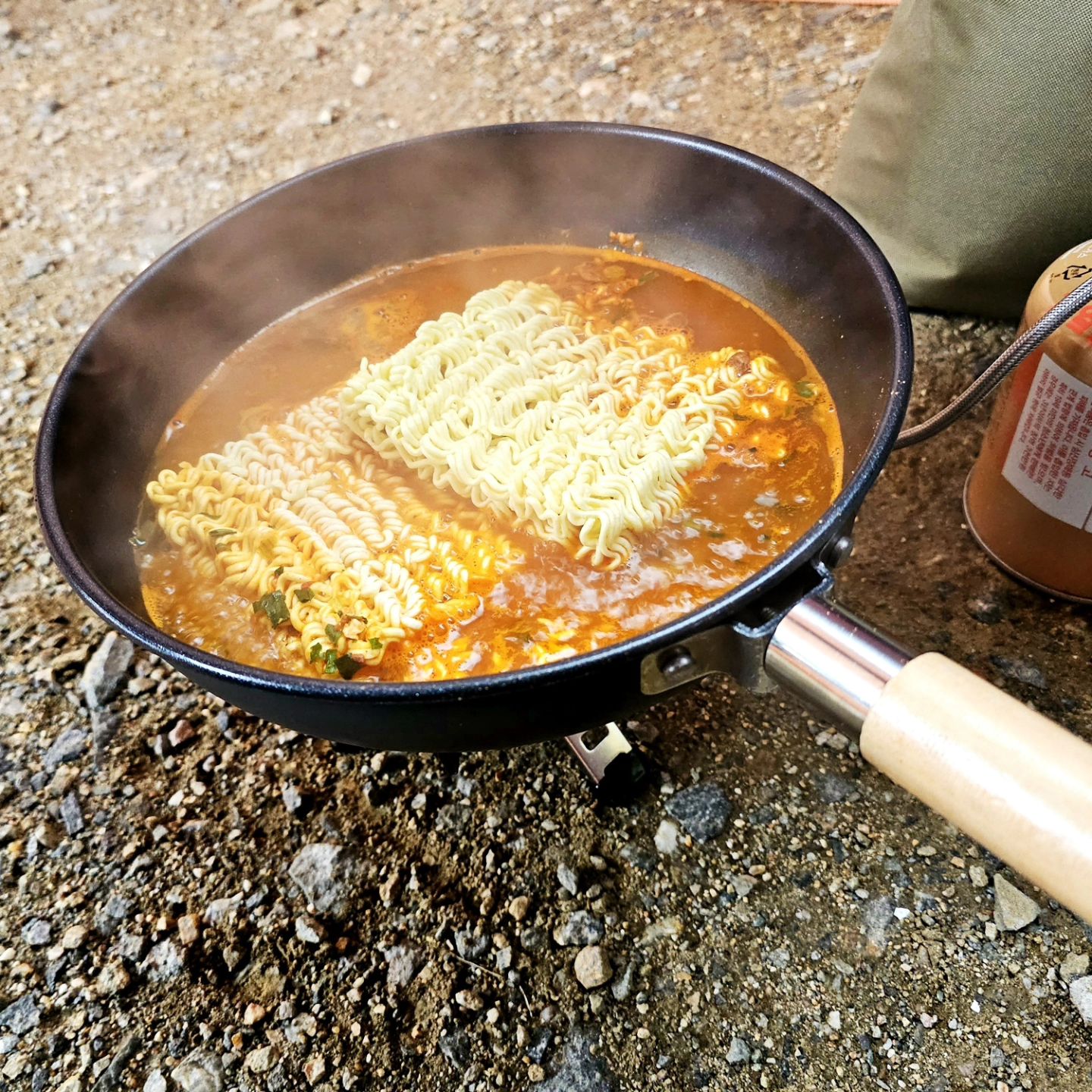 ...

라면은 밖에서 먹어야 제맛.

라면은 오뚜기 진라면 매운맛이 진리.

라끼남에 나왔던 캠핑웍.

요즘 텐트밖은 유럽 라미란님도 사용중인 캠핑웍.

코보에서는 이 캠핑웍에  세라믹 코팅을 한국에서 했어요.

초특가 판매중.

네이버에서 "코보 미니멀 캠핑웍'  검색.

#코팅웍.
#캠핑웍.
#라면코펠.
#라미란웍.
#라끼남.
#라끼남웍.
#코펠.
#캠핑코펠.
#코보코팅웍.
#코보코펠.
.
#캠핑
#캠퍼.
#코보
#캠핑장비
#캠핑용품