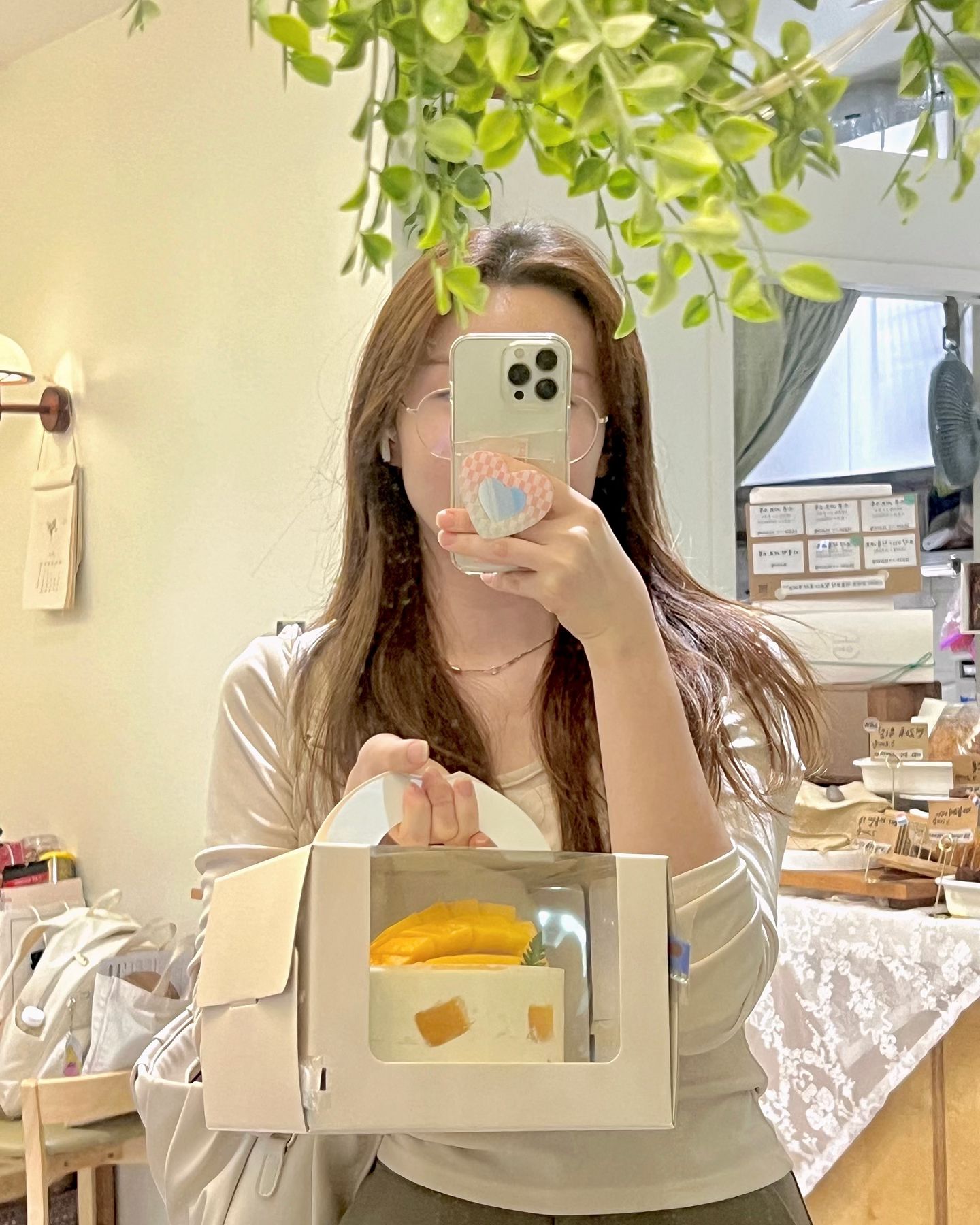 7월의 소소한 행복🍰
아프지망고라서,,,망고케이크입니당✨ 내 인생 첫 망고케이쿠(*≧∀≦*) 엄청 폭신폭신하고 촉촉하고 부드럽고 짱맛있었당,,, 완죠니 망고망고대잔치🫶 케이크 덕분에 없던 이벤트도 만들어버렸습니다 무려 🌸홍시자몽 귀여운 통대창 몸매 기념🌸 

#카페소안 #반지동카페 #창원카페 #창원망고케이크 #협찬