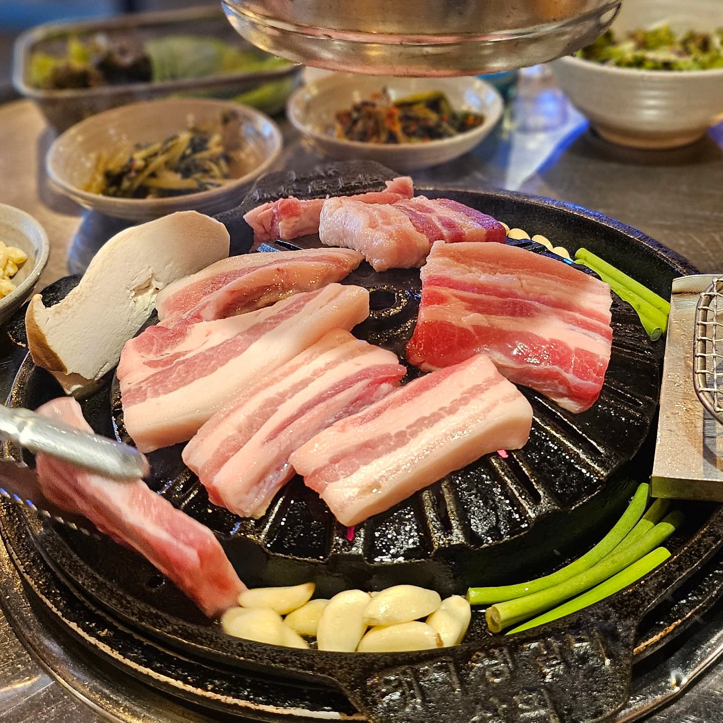🎈달동맛집 울산 남구 돼지생갈비상회 본점🎈

돼지생갈비상회 본점에서의 식사는 정말 대만족👍
고기의 신선도가 특히 인상적이었고〰️〰️〰️🫶
생갈비가 부드럽고 육즙이 풍부해 입에서 살살 녹는
진짜 맛도리 생갈비 찐맛집 인정!!!💙💚
돼지 생갈비 고기의 본연의 맛을 잘 살려줬습니다!

구워지는 동안 고소한 향이 퍼져 식욕을 자극했고, 
함께 제공된 쌈채소와 다양한 반찬들도 고기와 
잘 어울려 만족스러운 한 끼 잘 먹고 돌아왔어요오🥹

직원들도 친절하고 서비스가 빠른 점이 좋았습니다
전반적으로 가성비가 뛰어나며, 서비스 김치찌개까지!!
다음에 또 방문하고 싶은 곳이에요오🤍🩶

✔️울산 남구 달삼로 62 1층 돼지생갈비상회
✔️0507-1400-1251
✔️영업시간 매일 16:00 - 03:00
  라스트 오더 01:30 매주 월요일 휴무

#달동맛집#울산고기집#울산고깃집#울산터미널맛집#삼산동맛집#울산갈비#달동갈비#삼산동맛집#삼산동고기집#삼산동고깃집#달동핫플#삼산동핫플#울산맛집추천#울산현지인맛집#돼지생갈비상회본점 #울산맛집#울산생갈비