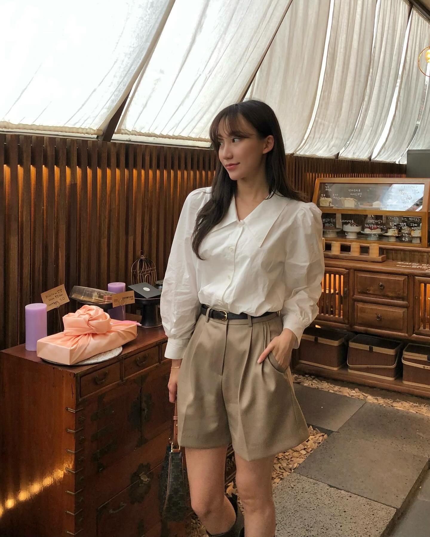 요즘 자주 찾게되는 격식룩😽
애즈이프 반바지 깔끔하고 고급진게 하객룩으로도 딱이여서 횔용하기 넘 좋더라구요!! 르세지엠은 진짜 뭐 입는거마다 다 이뻐,,,요룩 내가 넘 조아헤💘

asif_it.were.mine leseizieme_official #르세지엠 #leseizieme #퍼프블라우스 #여자반바지 #슬랙스반바지 #제품제공 #애즈이프