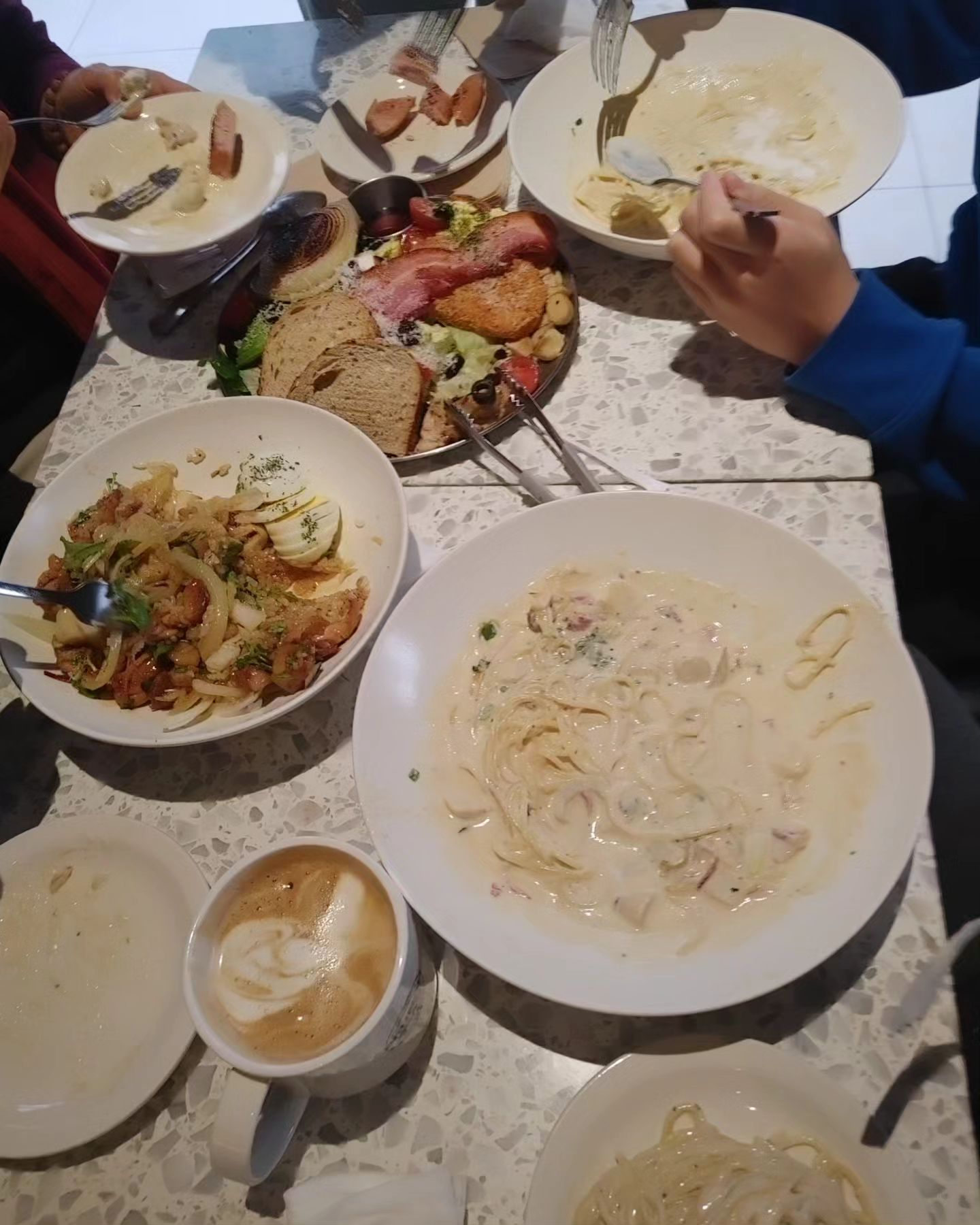 시댁식구들과 함께하는 크리스마스 아침식사는

멋쟁이 아버님이 사쥬신 브런치~~

 플래터 3개 ㅋㅋ

딸은 크림파스타

메리크리스마쑤