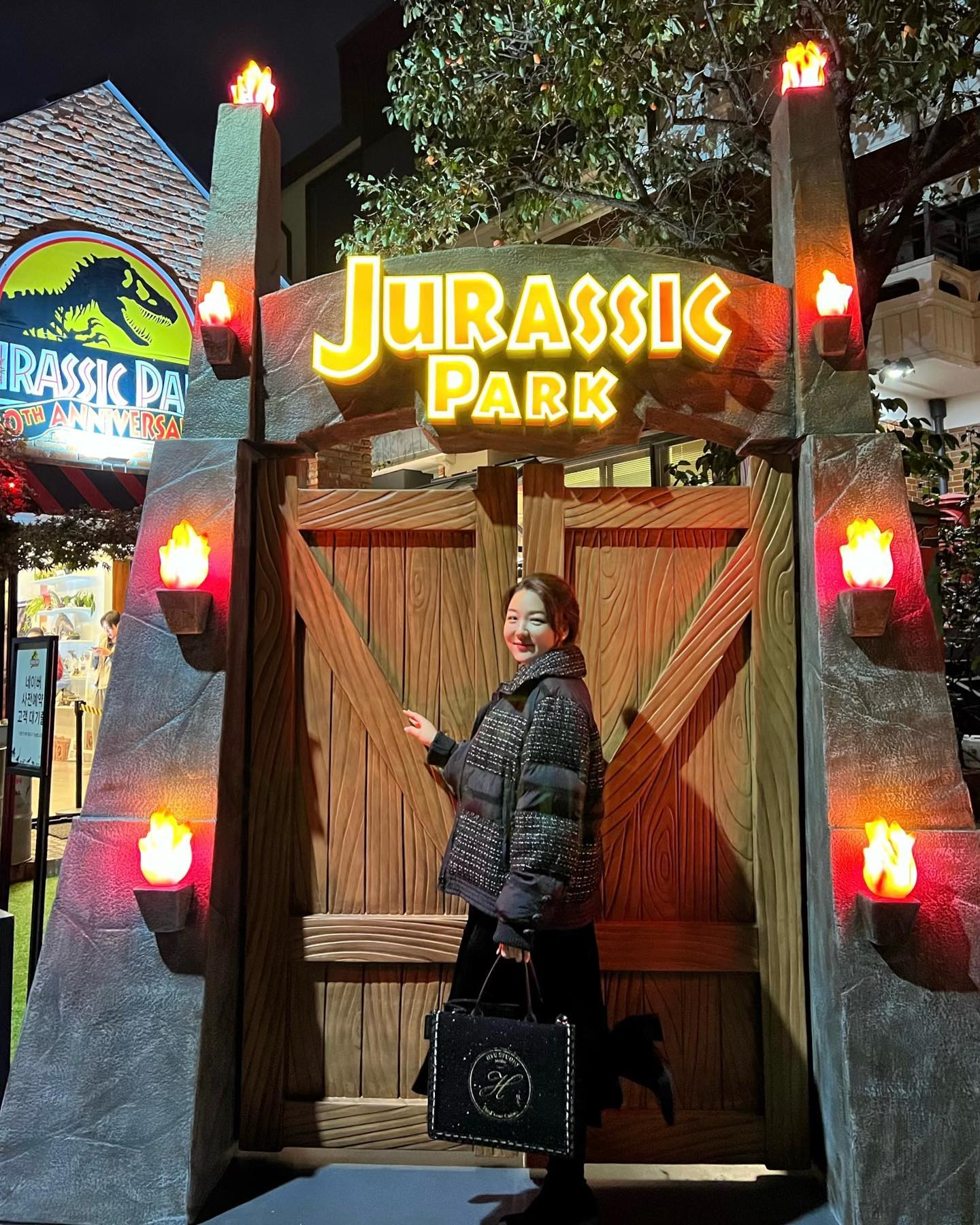 오늘도 나는 공룡 연구실에서 야근중🦖
말썽꾸러기 티라노가 또 탈출해서 비상이였지 모야!

결국 연구실까지 와서 지켜보고 있더라구
하지만 블루가 날 구해주러 오끄야💚

#쥬라기공원 #쥬라기팝업 #성수동 #팝업스토어 
#JurassicPark #JurassicPark30thanniversary