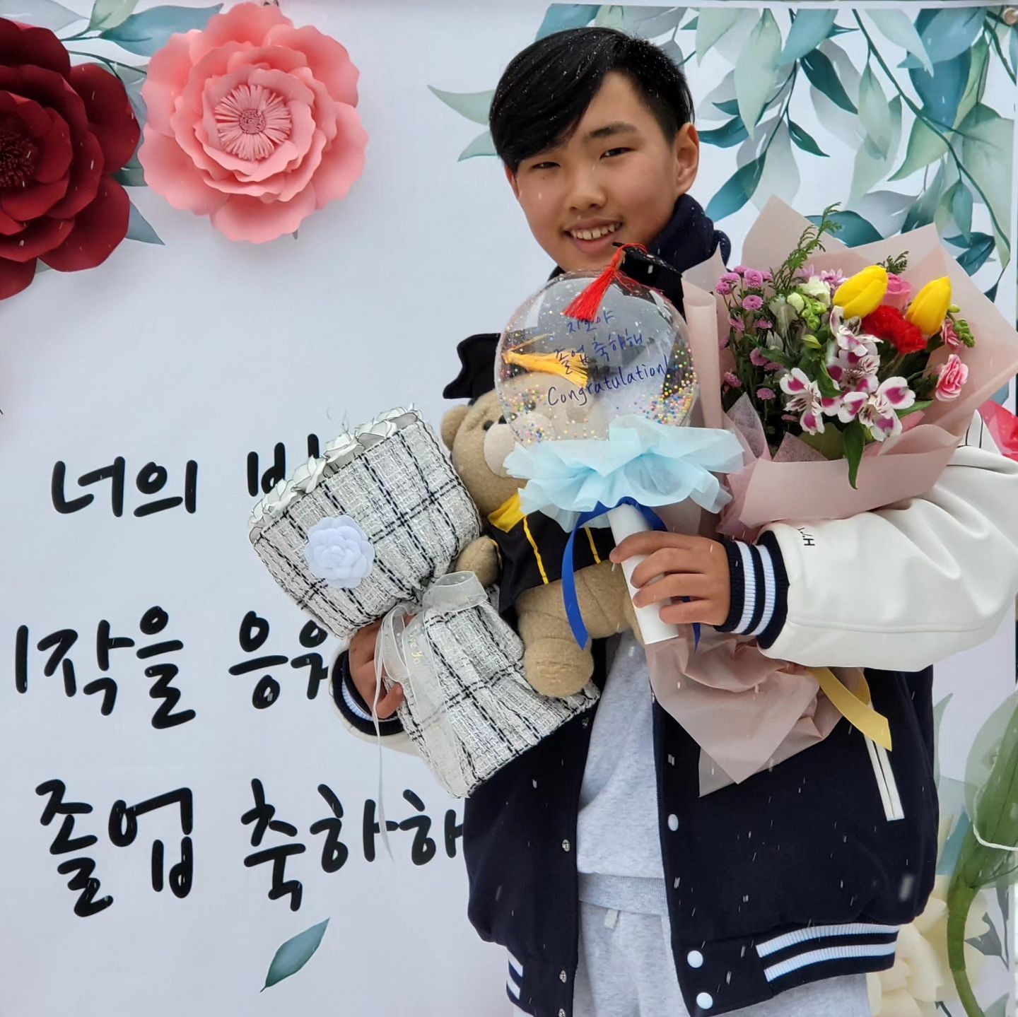 <ㅡ <ㅡ #함박눈 펑펑내린 지호 #초등학교졸업식 👨‍🎓 

지호의 #졸업 을 축하하며 온 가족 출동🏃‍♀️🏃‍♂️

등치만 큰 순딩이라 걱정 반, 기대 반으로
#초등학교입학 했던게 엊그제 같은데

언제 이렇게 커서 이런 듬직한 모습으로
졸업을 하는지 감격스럽다 🥹

지호를 항상 사랑하고 응원하는
온 가족의 마음 잊지않고
앞으로 펼쳐질 중학교 생활도
슬기롭고 지혜롭게 잘 지내길♥️
.
.
.
#아들졸업축하해
#사랑해
#♥️