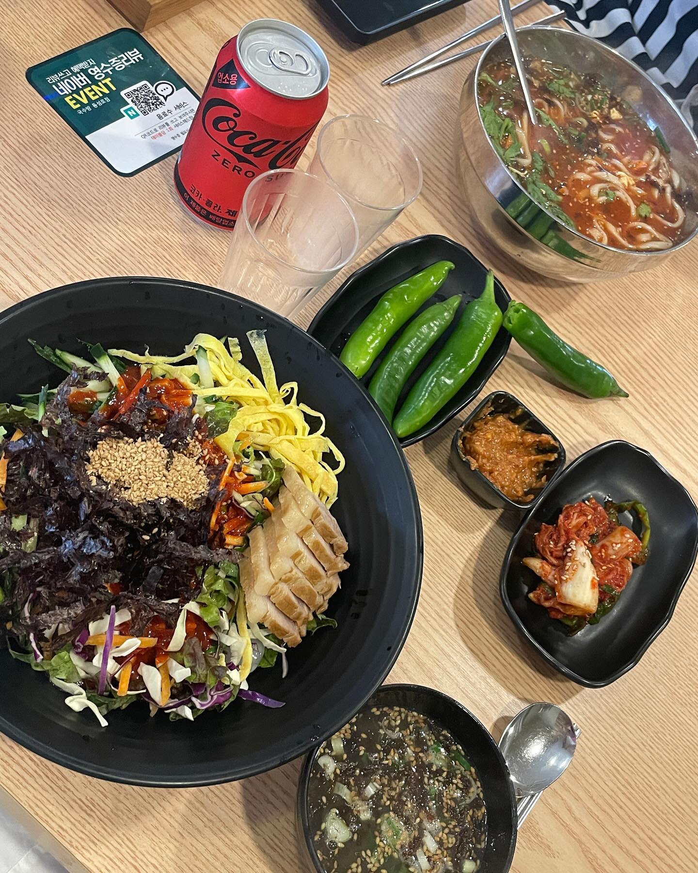 대구 시내 자가제면 칼국수 맛집!
친구 추천으로 초여름에 다녀왔던 곳인데
이제야 올려봅미댜🙏🏻🥲🙏🏻
동성로는 은근 골모골목 숨은 맛집이 많은데
228공원쪽에서 미진분식 골목으로 들어가면 있는 국수방
다 먹고 나왔을 때 알게 된 사실..
지금은 없어진 대백 옆 봉추찜닭 골목으로 들어오면 바로임🤣
고기 비빔칼국수는 야무지게 비벼서 고기랑 한입 먹으면
새콤달콤한맛에 더위에 집나간 입맛 돌아옴!
얼큰 칼국수는 국물에 달걀풀어서
칼칼하지만 부드러운맛이었다ㅎㅎ
여기 김치랑 오이고추까지 맛있었는데
기본상차림으로 차려주신 반찬들은
셀프바에서 추가 이용 가능함!
그리고 네이* 영수증 리뷰하면 음료수 서비스!

#국수방동성로점 #대구칼국수맛집 #대구시내맛집
🗂얼큰이 칼국수 8500원
고기 비빔칼국수 10000원
📍대구 중구 동성로6길 17-1 대백남문주차장 옆 골목에 위치
⏰매일 11:30- 20:30 / 브레이크 타임 15:30 - 17:00 / 라스트오더 19:50
🚘 ❌

230625일 #기록 #사진일기 #일상 #추억 #맛점 #맛저 #먹방 #먹스타그램 #맛스타그램 #술스타그램 #맛잘알 #쩝쩝박사 #내돈내산 #먹팔 #좋아요 #좋반 #좋아요테러 #fff #daily