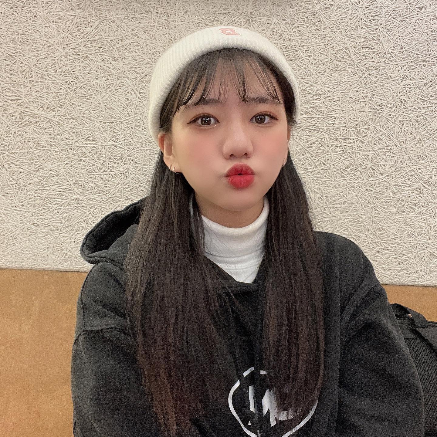 날씨가 넘모 추워져써🐰💗

#셀카 #일상 #사진소통 #셀피 #인간셀카봉 #(?) #비니 #비니코디 #mlb #선물 #받아따 #꺄 #피드 #오랜만 #그리고 #가을 #이지만 #겨울 #처럼 #추우니까 #감기조심 #좋아요 #팔로우 #고딩룩 #하지만 #나 #스물두살 #어른 #메롱 #❤️