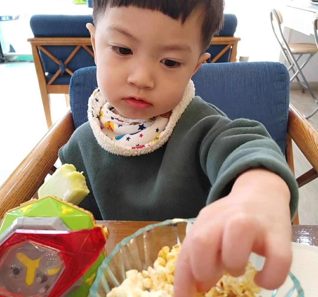돌고돌아 넘어갈줄 알았던 독감이..
첫찌한테 오다니....

오늘은 첫찌 발표회날인데
못가서 너무 속상해하는 첫찌🥲

독감때문에 주말동안 푹 쉬고 등원하는걸로..

이제 독감은 다 끝나가나보다했는데 다시 시작이네요

독감은 사랑을타고...
이제 저 멀리가버렸으면.....

오늘은 엄청 춥던데, 눈오는곳도 있죠?
대구에는 눈이 오려나...🤔

다들 #독감 조심하세요😷😷

# 독감아 이제 가버려라
# 아프지말자 우리집
# 담주부턴 대박나자

#아프지말자 #건강챙기기 #주말뿌시기 #감기말고돈 #남매맘 #육아맘 #아들맘 #딸맘 #대구맘 #육아소통 #워킹맘 #직장맘그램 #워킹맘소통