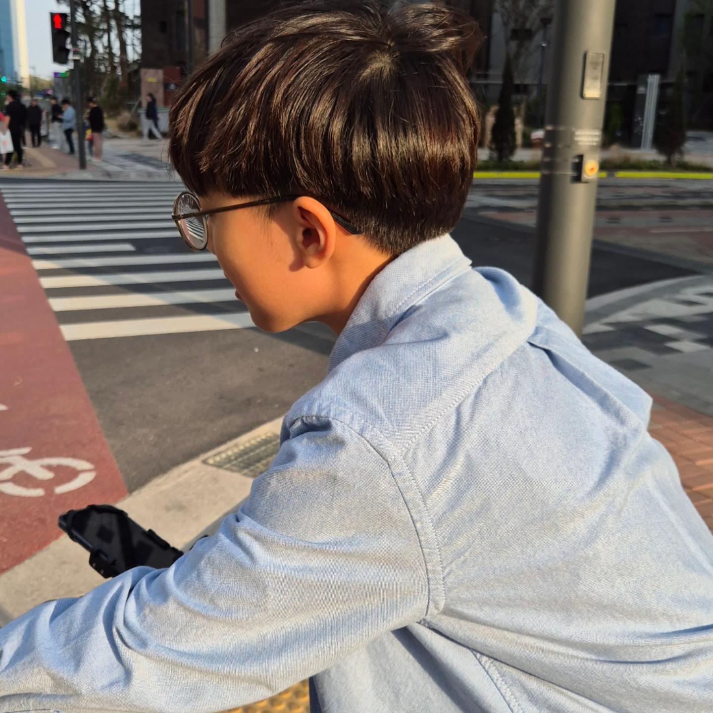 후느 낳던 날,
의사쌤 간호사쌤들이..
엄마 대단하다고..
초산인데 아기 머리가 고깔이 아니라고..
정신 놓은 나에게 데려와 아기를 보여주며
신생아가 주름도 없고 두상이 동그란거
몇십년 근무하며 진짜 오랜만에 본다고.
심지어 피도 너무 안묻고 씻겨 온 아기처럼
깔끔해서 다들 난리도 아니었더랬다.
어려서였는지 한시간만에 순풍 낳았던 첫 아기.
그 예쁜 두상이... 지금은 싫은건지...ㅡㅡ
자꾸 머리카락을 누르고 더 누르고 더 눌러서 ..
세상 못난이 머리를 하고 다니고...있는... 요즘..
미용실에서도 ㅋㅋㅋ... 사진관에서도..ㅋㅋㅋ
다들 안다는 눈빛......ㅋㅋㅋㅋㅋㅋㅋ 
친구들을 봤더니... 모두가 머리가 하나같이 눌려있다...
야... 아들아...이 중딩아!!!! ㅠㅠ
머리카락 눌릴까봐 니 아빠는 머리 감고는..
쇼파에서도 곧게 앉아 졸지언정....
머리를 어딘가 대 본적이 없어.......
머리카락 좀 살려주자ㅠㅠ........ 헝 ㅠㅠ....