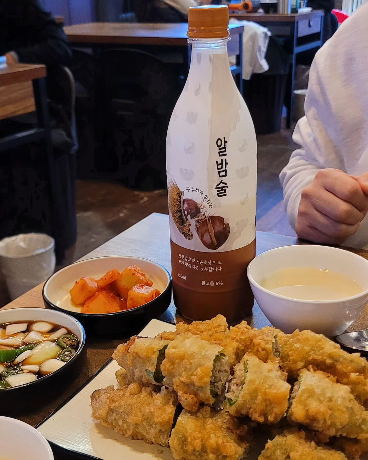 #협찬 📌[중랑]포차전

고추튀김이 이렇게 맛있을 수 있는지 처음 알았습니다.. 고추튀김 맛집 입니다!!! 정말 바삭함이 극강이에요. 다먹을 때까지 바삭하기 있기...? 갓 나온 뜨거운 고추튀김에 양파랑 청양고추 한조각 올려서 한입에 먹어주면 이게 행복이죠. 닭볶음탕도 시켰는데 칼칼하니 국물이 계속 당기는 맛이에요. 닭고기도 야들야들하니 푸짐하게 들어있고 포슬한 감자, 떡사리도 듬뿍 들어있어요. 국물에 라면사리 하나 말아서 후루룩해주면 라면에 국물베여서 얼마나 맛있게요🥹 또 막걸이 종류도 다양해서 술꾼들은 필수에요. 포차야장 느낌도 나고 쌀쌀한 지금 딱이에요!

📝메뉴
-고추튀김 (반접시) 10000₩
-닭볶음탕 25000₩
-라면사리추가 2000₩
-밤막걸리 6000₩

✔️상호명: 포차전
✔️주소: 서울 중랑구 면목로74길 16 (면목동) 비동
✔️운영시간: 매일 16:00~02:00 / 매월 격주 수요일 휴무 (*2,4째주 수요일 휴무)
✔️단체이용가능, 예약 

#중랑구맛집 #면목역맛집 #면목역전집 #서일대맛집 #고추튀김 #면목술집 #면목맛집 #포차 #중랑구술집 #전맛집 #고추튀김맛집