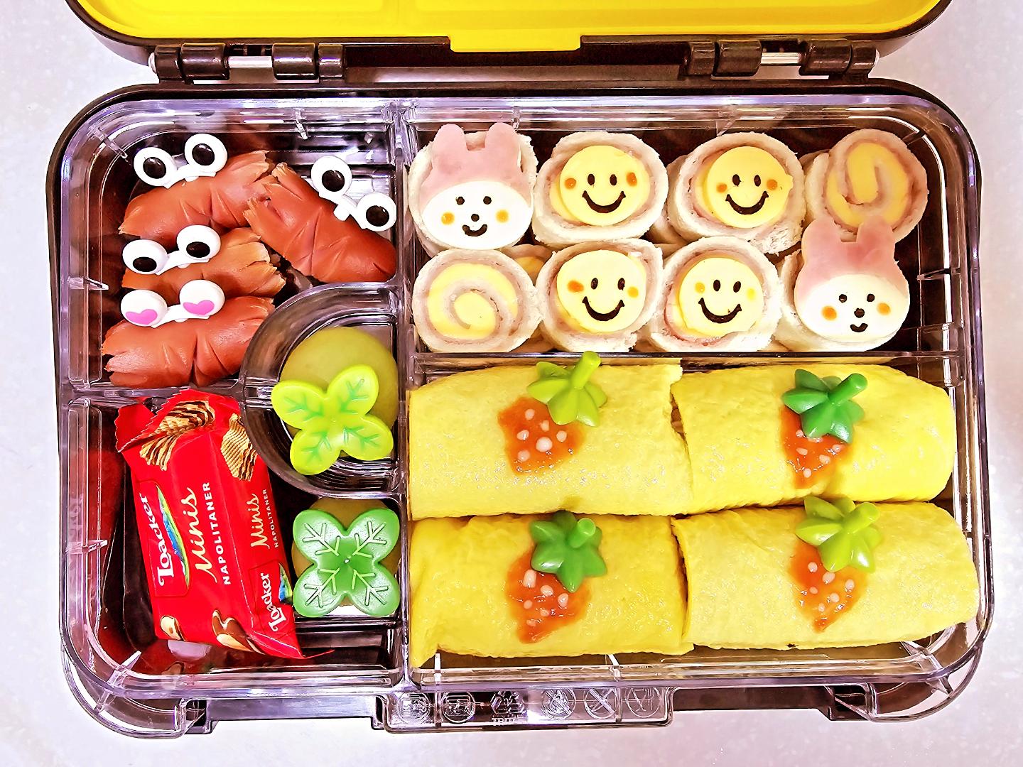 #딸랑구도시락❤️ 

2024.04.16  우리 딸랑구 체험학습 도시락 !!! 

해줄 수 있는건 다해주고 싶은 마음에
도시락에 진심인 편 -
우연히 콩콩이님 도시락 피드를 보고 꽂혀서 열심히 따라해봤는데
그래도 나쁘지 않아서 다행 😊
사춘기인지 점점 T스러워지는 첫째가 맘에 들었는지 점심 먹고 인증샷까지 보내더라는 ♥️
4시에 일어나서 하루 피곤해도 공쥬가 잘먹었으니 됐지모 : )

요즘 너무 정신없이 하루를 보내니 사진만 찍고 피드 올리기가 쉽지않구만 - 밀린거 대방출 !!!

#소풍도시락 #초등도시락 #체험학습도시락 #도시락도장비빨 #직업도아닌데 #도구만늘어남 #남매가좋아하니 #멈출수없다리