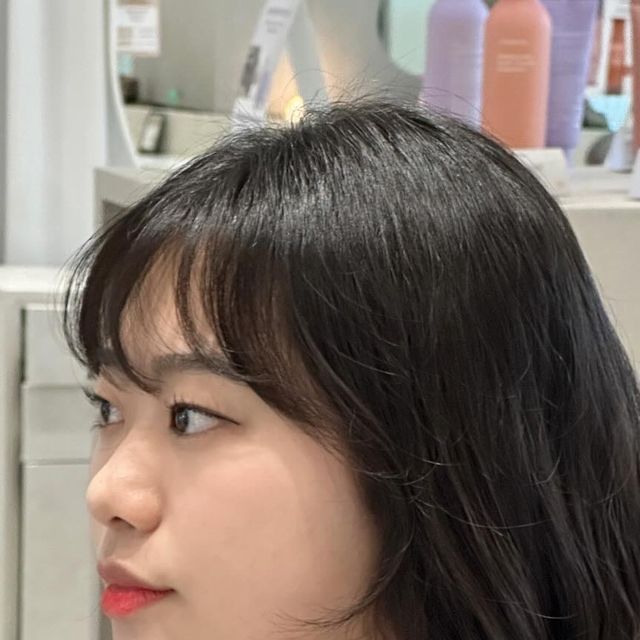 잉지 | 데일리 • 뷰티 • 일상 on Instagram: "#광고 유메즈헤어 혜리디자이너쌤에게 허쉬펌 시술을 받았어요! 비포 사진보시면 워낙 곱슬이라 난리가 난 모습을 보실 수 있는데,, 지금은 재탄