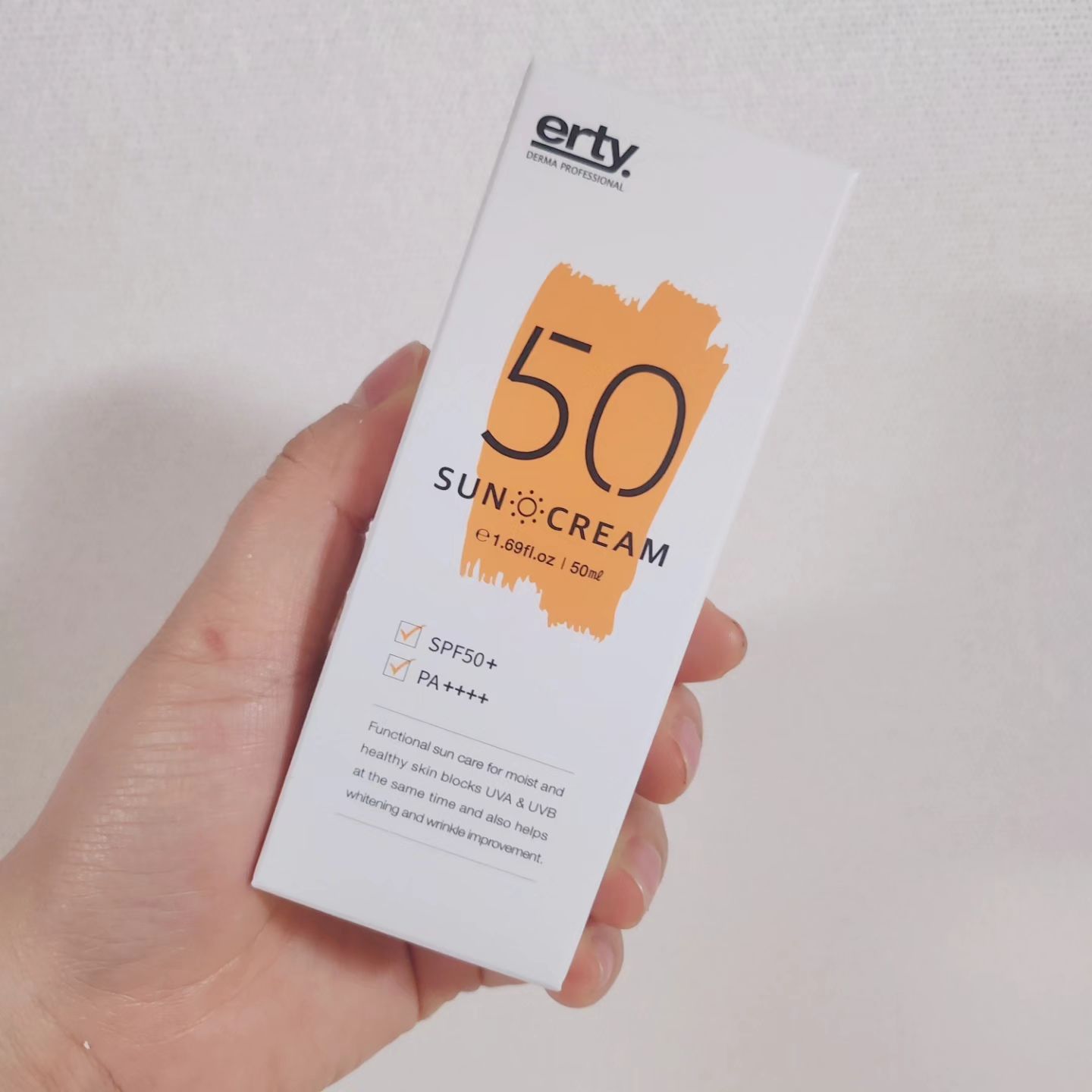 #제품협찬 

에르띠 [50 선크림]

사시사철 자외선 차단은 필수인거  아시죠?ㅎ 
혼합자차에  미백과 주름개선까지 케어 가능하다니ㅎ 하루종일 촉촉하게 UVA 와 UVB 차단까지 확실하게 할 수 있어서 너무좋더라구요ㅎ
트러블피부에도 부담없이  촉촉장벽강화시켜주는 선크림 :) 추천드립니다ㅎ

#협찬 #에르띠 #에르띠선크림 #erty #ertysuncream #ertykorea
