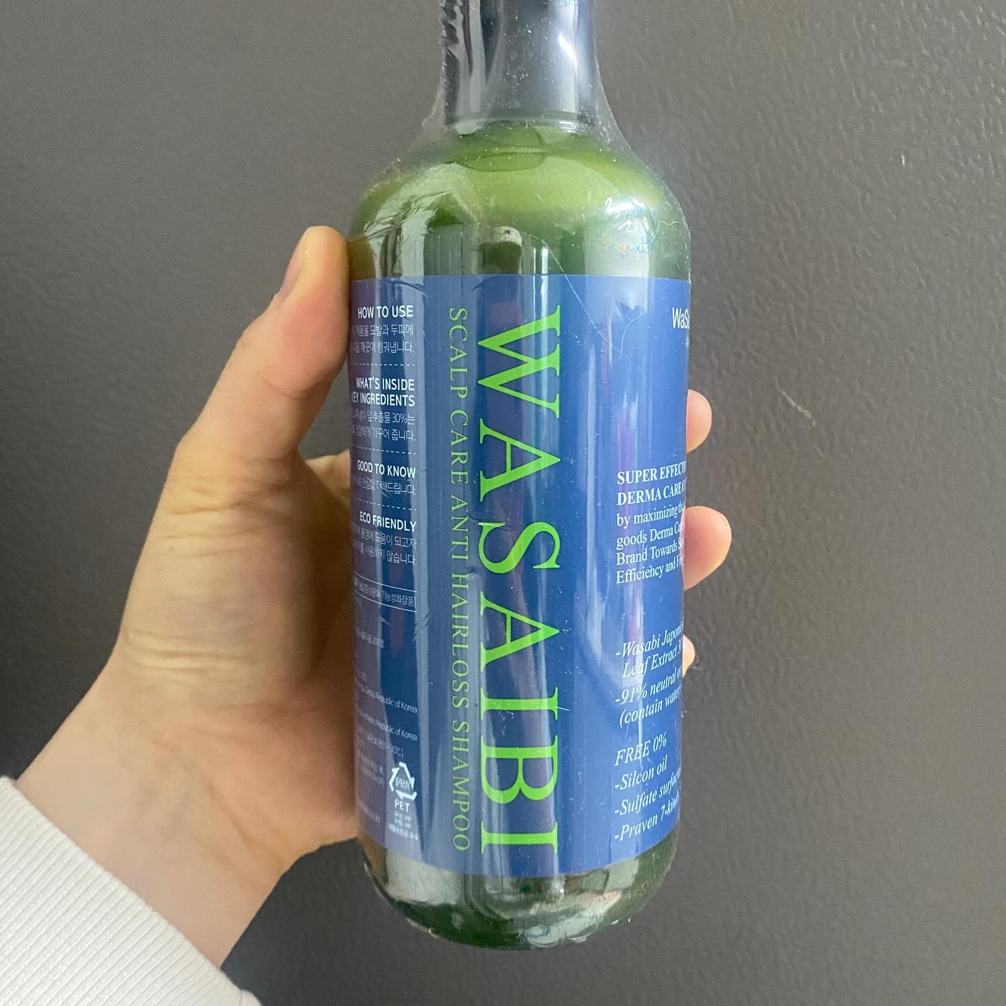 #협찬 wasabi_lab_official #와사비랩 #비듬샴푸
와사비가 들어가있는 와사비 샴푸💙
너무 이름이 귀엽지 않나요?..
진짜 와사비가 들어있어서 화 한 느낌이 더 상쾌하게 느껴져요! 거품도 많이나고 실제로 색도 초록색이랍니다! 찐한 제형이고 용량도 많아서 개이득이에요 !
#두피샴푸 #탈모샴푸 #데이트 #와사비탈모샴푸  #샴푸 #와사비샴푸 #뷰티 #비듬샴푸 #쿨샴푸 #여행