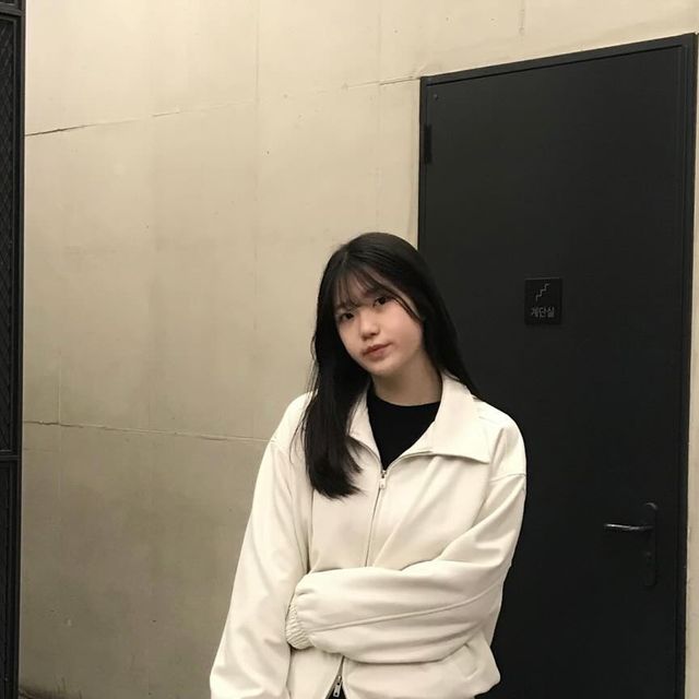 유진 on Instagram: "오랜만에 정말정말 맘에 들었던 아우터 -!! 🫶🏻 보통 스웨이드보다 훨씬 더 소프트한 터치감이 정말 신기하고 좋았던 🥺🤍 완전 부들부들 그자체,, 부담없이 가볍게 걸
