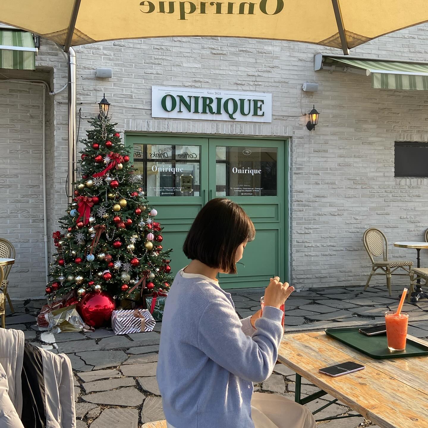 🎄오니리크

▪️주소▪️
경기 수원시 권선구 고색로 75
▪️영업시간▪️
평일 10:30~20:00 주말 10:30~21:00

예쁜 트리가 있는 수원카페 오니리크
❣️크리스마스트리는 1월31일까지 유지된다고해요.

평일 낮 기준으로 사진찍기 편했고, 카페내부 2층 3층은 자리가 별로 없더라구요
사진찍을 야외는 날씨가 추워서인지 기다림없이 맘껏 찍을수있었답니다:)

❗️자세한 후기는 여행블로그탭에서 확인하실수있어요.

#수원카페 #오니리크 #수원트리카페 #고색카페 #수원카페추천 #수원데이트 #수원데이트카페 #카페투어 #카페